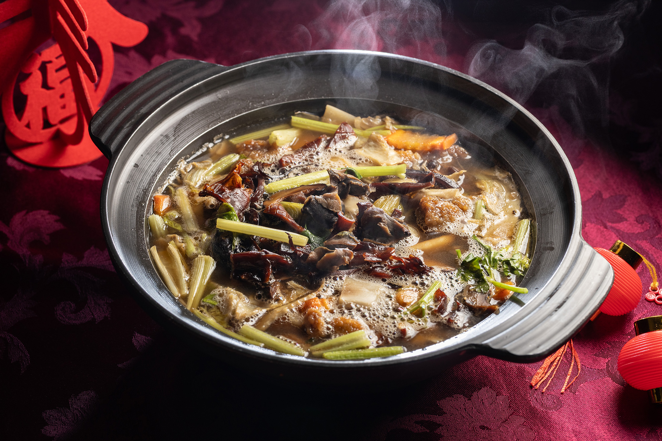 「魷魚螺肉蒜」選用熟成乾魷魚，搭配排骨酥與冬筍熬煮，湯頭喝得到時間堆疊出的深厚底蘊。（500元／小份）