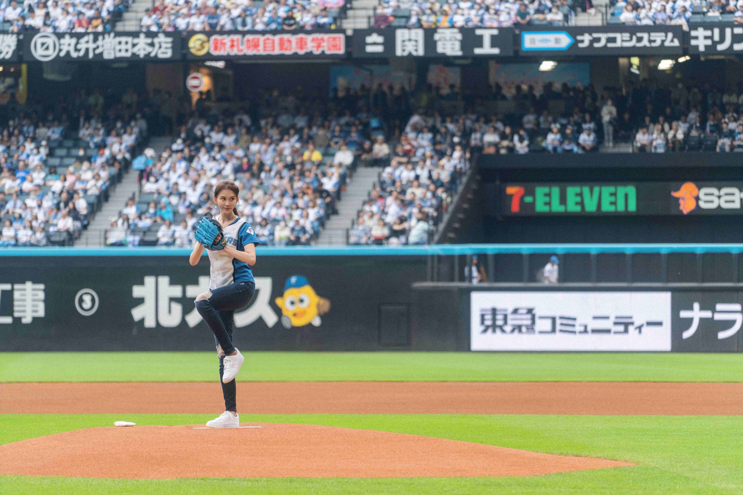 睽違5年再次於日本公開亮相，這也是林志玲第一次站上投手丘。（林志玲工作室提供）