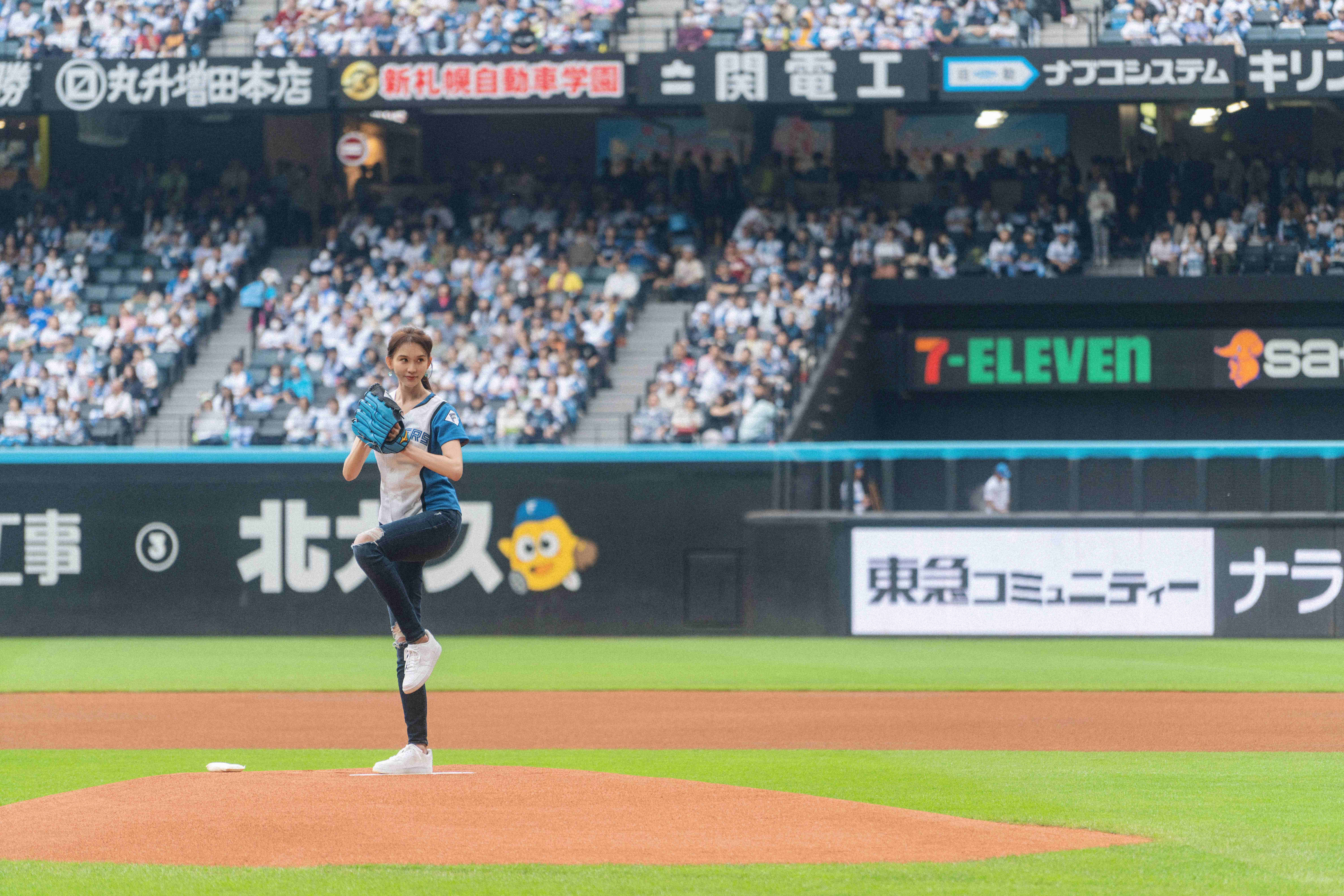 睽違5年再次於日本公開亮相，這也是林志玲第一次站上投手丘。（林志玲工作室提供）