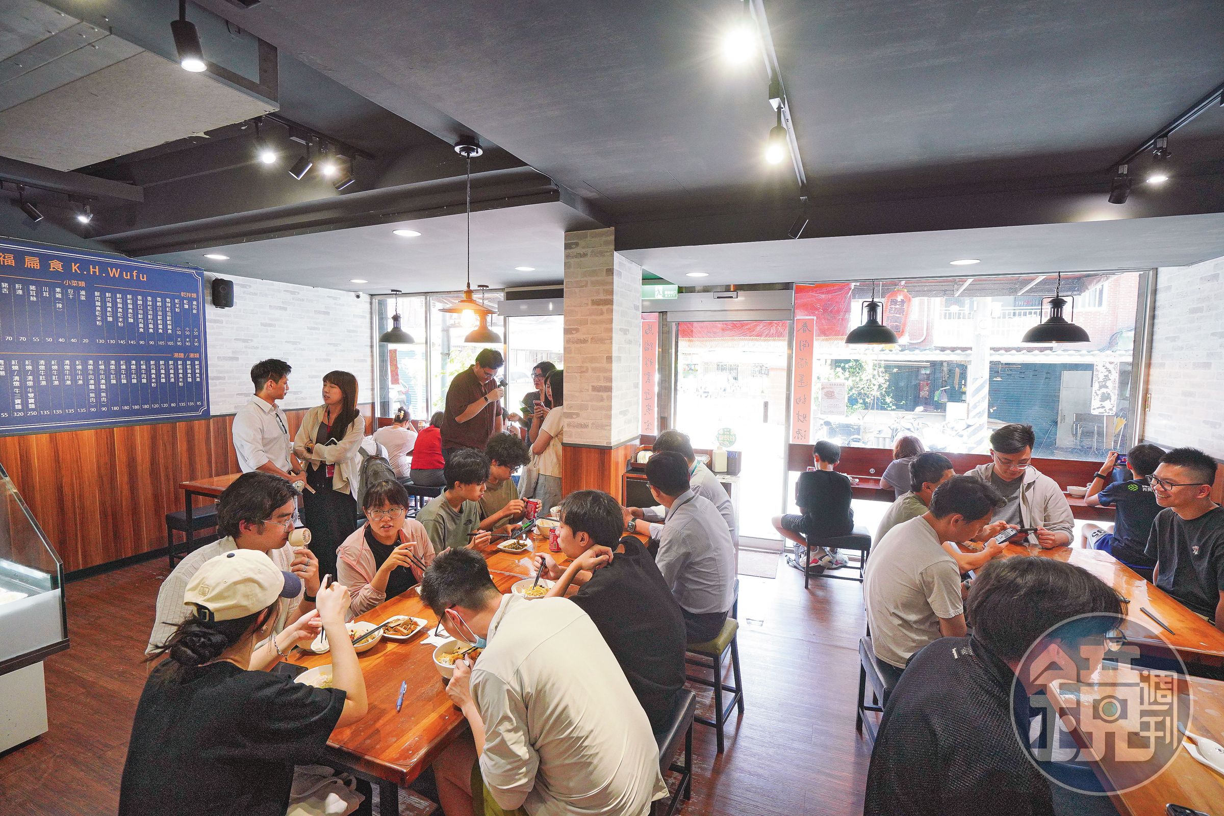 內湖二代店寬敞明亮，平日中午不到12點，已坐滿來用餐的內科新貴。