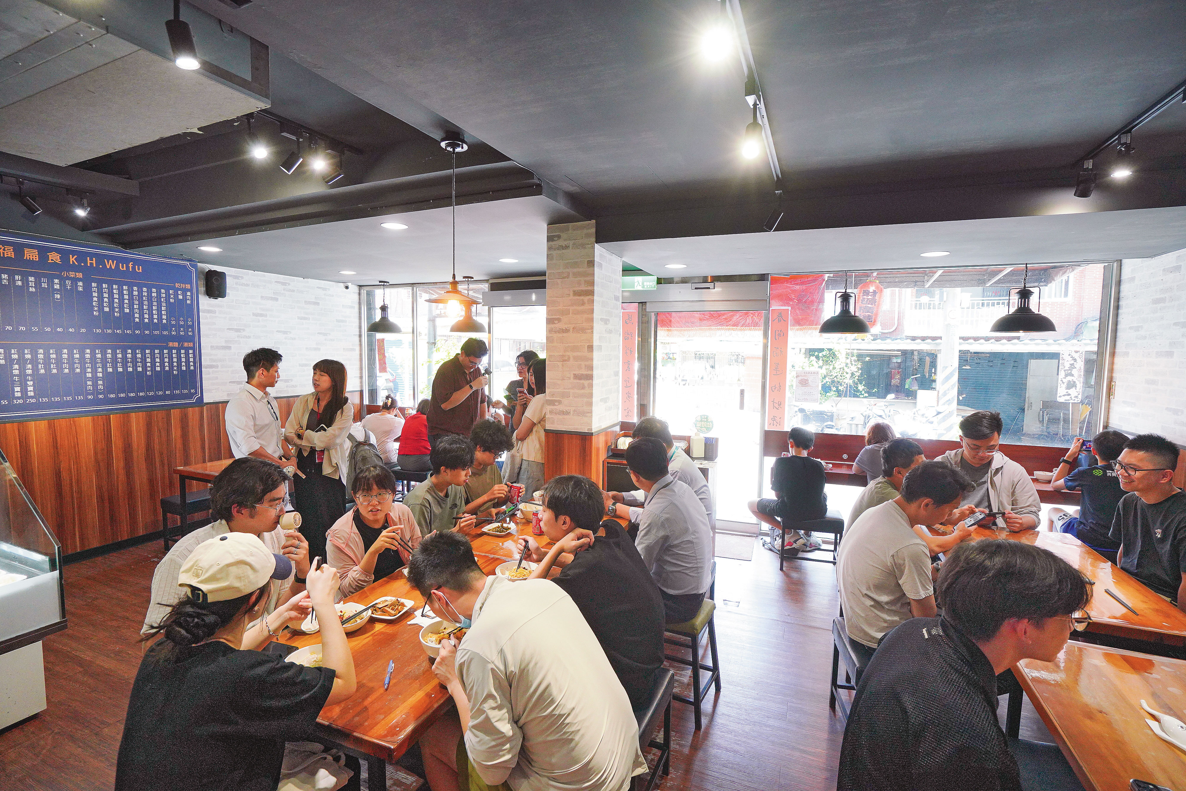 內湖二代店寬敞明亮，平日中午不到12點，已坐滿來用餐的內科新貴。