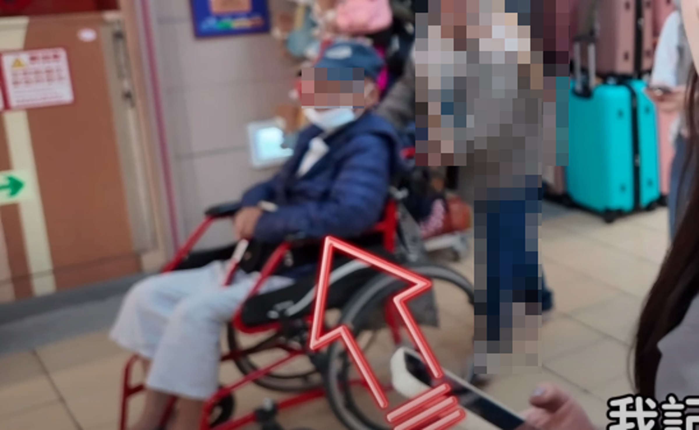 Youtuber阿貝在北車地下街拍影片,突然一隻「鹹豬手」伸過來準備襲胸。(翻攝自YouTube阿貝很全能)