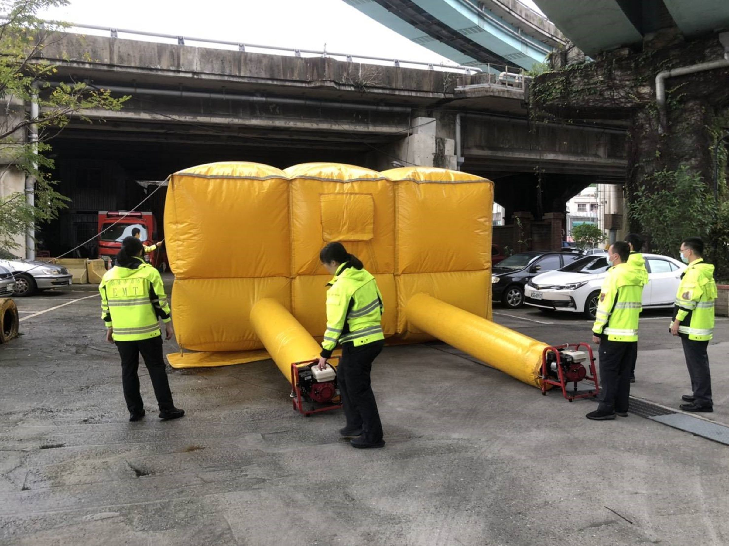 陳姓男子堅持跳樓，幸好消防人員及時鋪設氣墊，挽回一命。（氣墊示意圖，翻攝基隆市消防局官網，與本新聞無關）