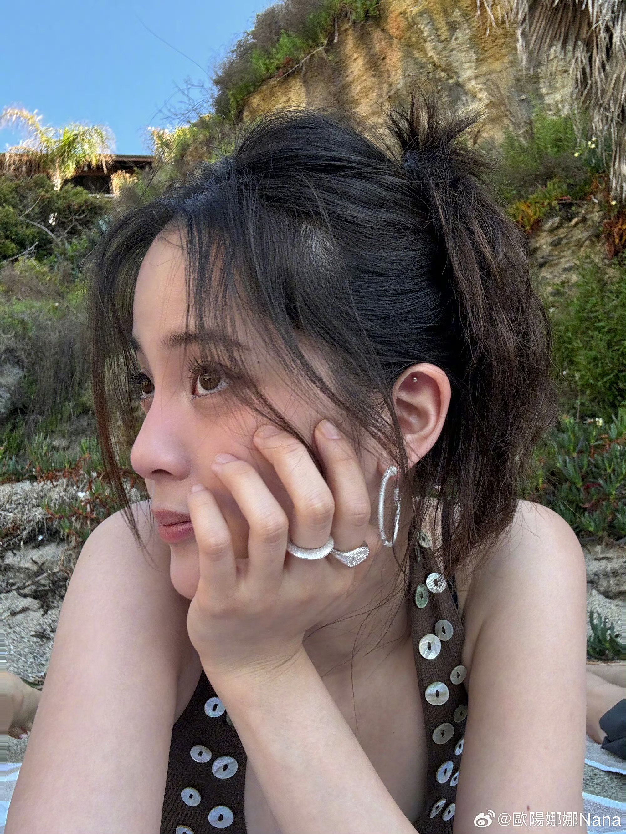 歐陽娜娜分享一系列沙灘美照。(翻攝自歐陽娜娜微博)