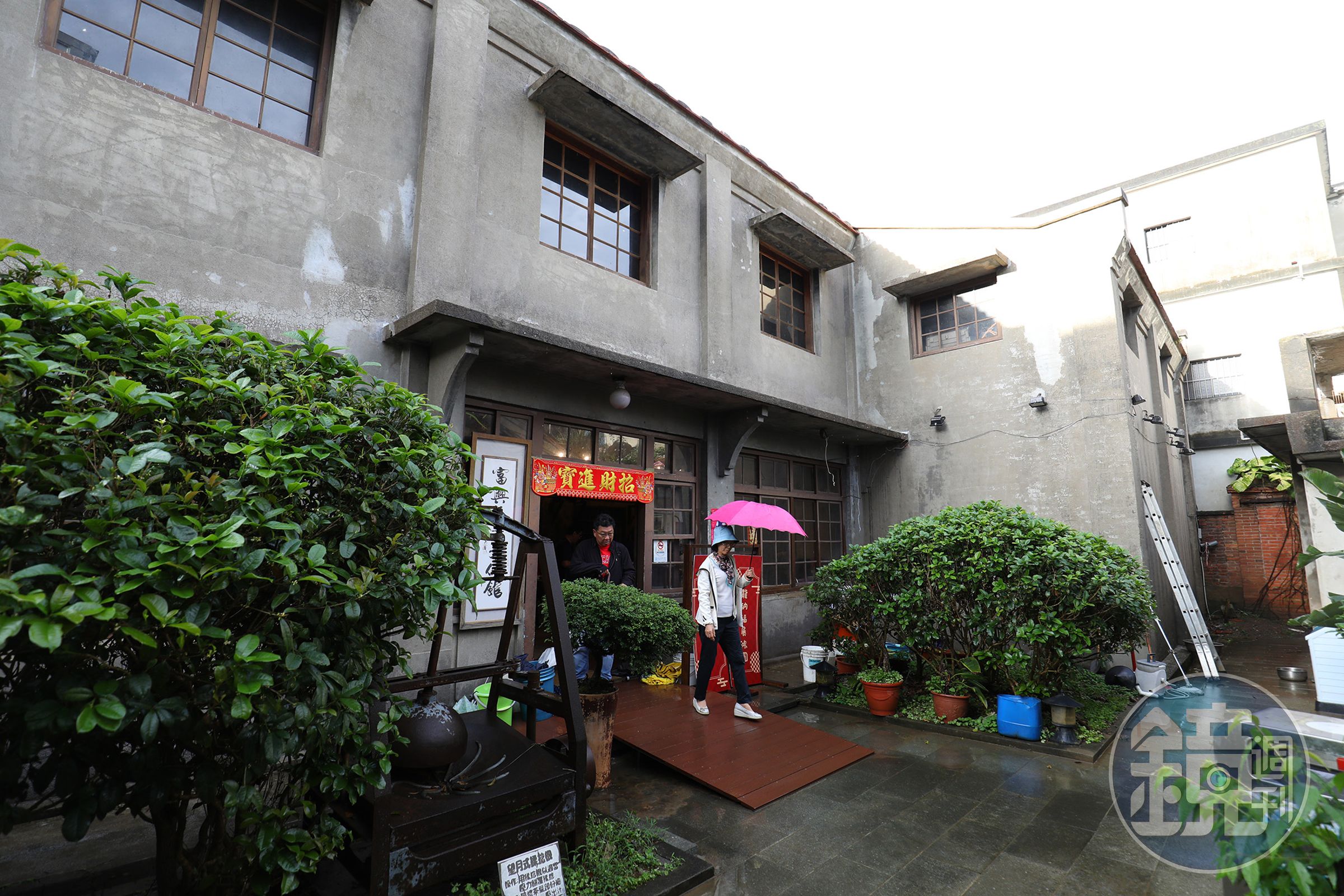 老茶廠建築緊鄰曾家古厝旁。
