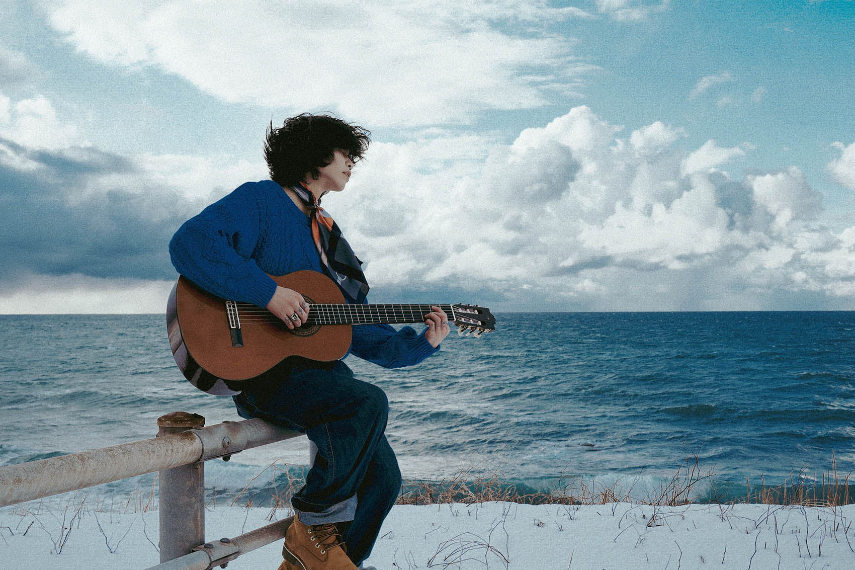 王謙海邊彈吉他對嘴的唯美畫面，是在體感零下6度的嚴寒中完成。（形上娛樂提供）