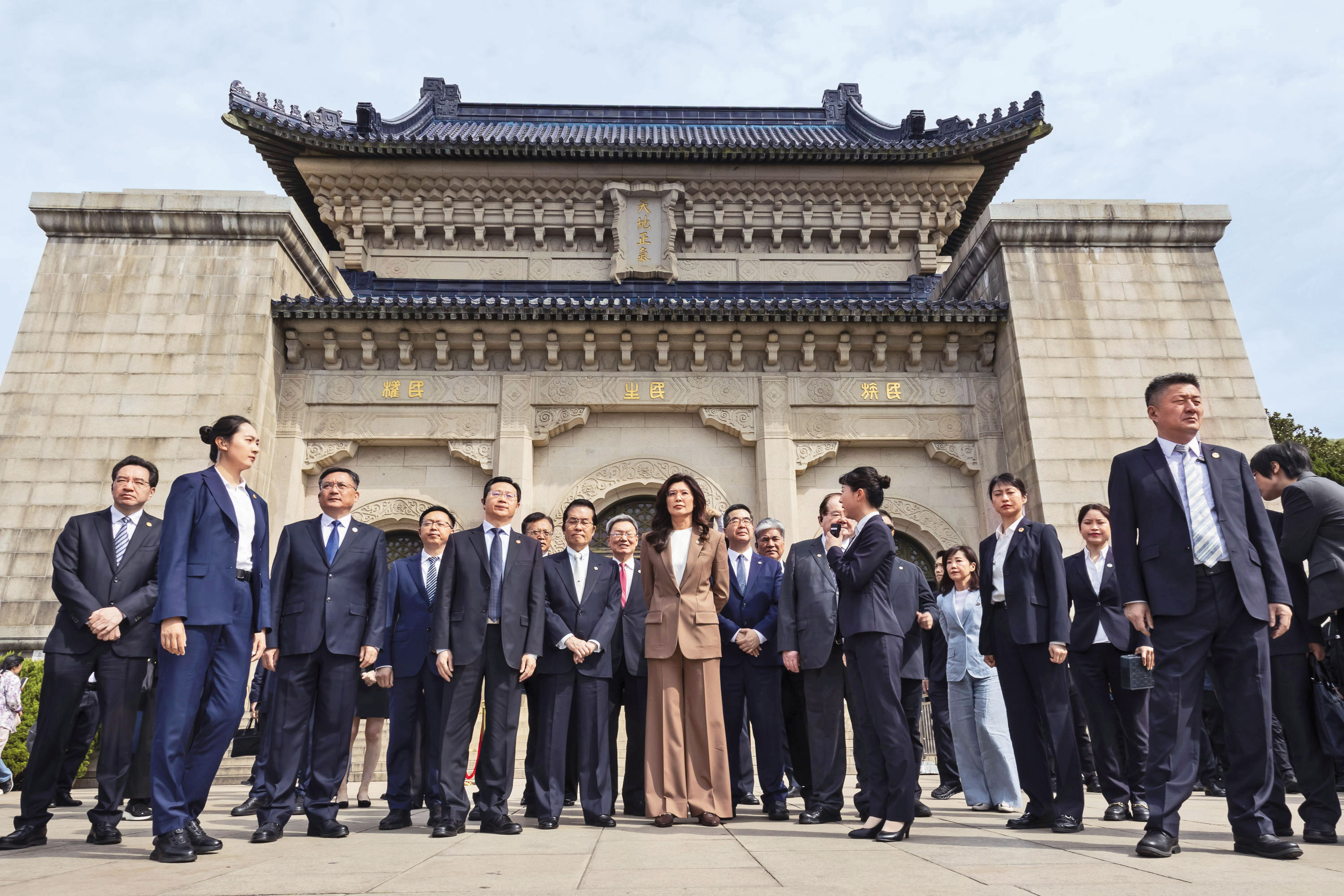 鄭麗文8日參訪南京中山陵,公開談話提及「中華民國」。(國民黨提供)