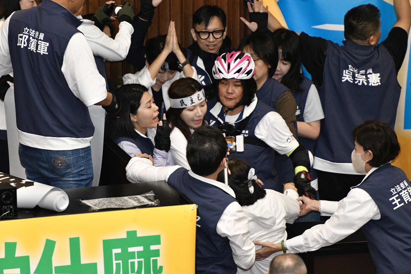 議場內目前僅爆發零星口角，綠委陳亭妃也想掛布條，但被藍營搶先掛好，隨後與藍委邱若華起爭執，後陳亭妃委屈無奈高舉雙手合掌。