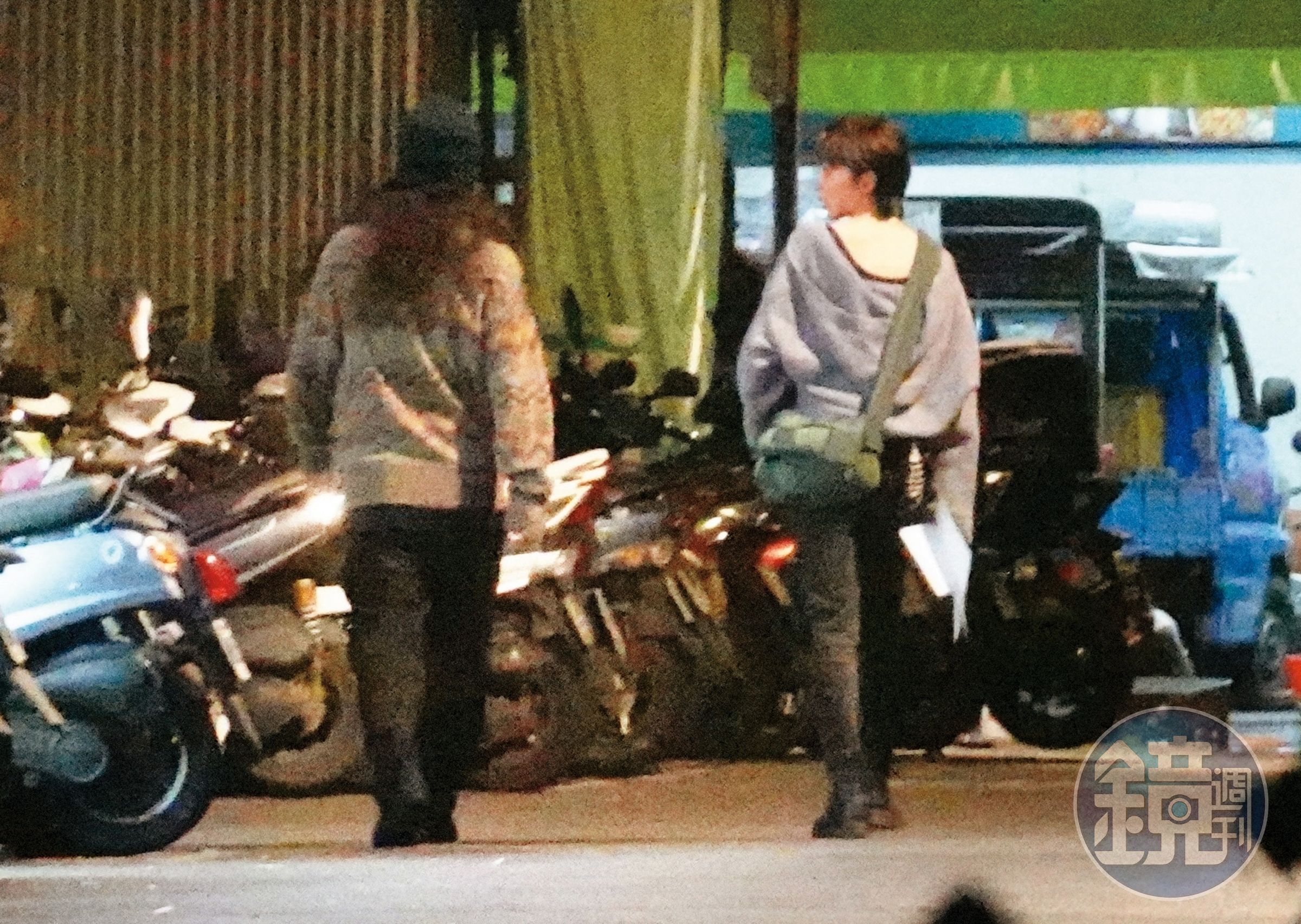 23:15,2人熟稔又自在的在巷弄中散步。