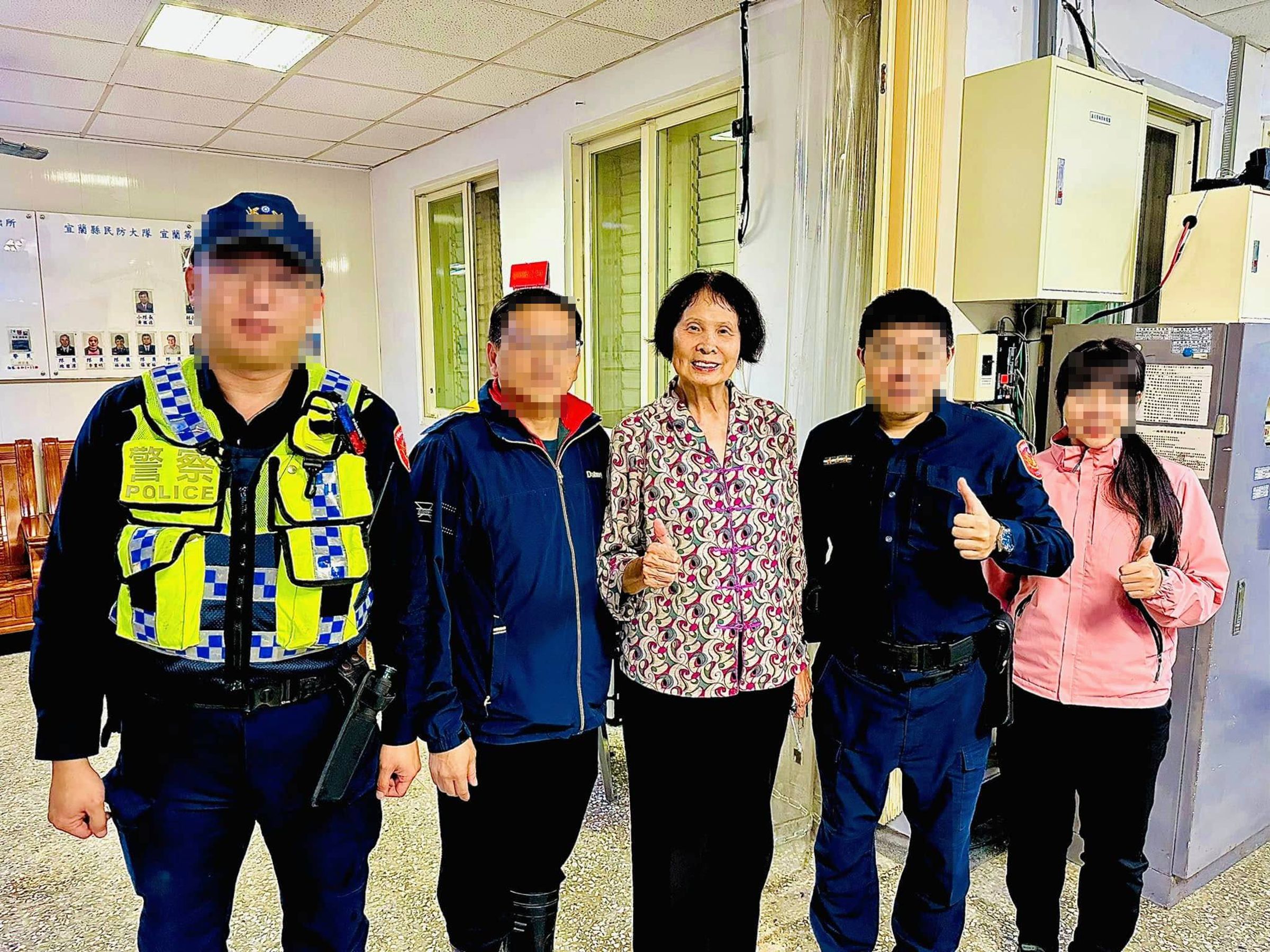 警方協助紀政愛車脫困,還加班替紀政阿姨準備一碗麵吃。(翻攝市民代表 陳姿吟臉書)