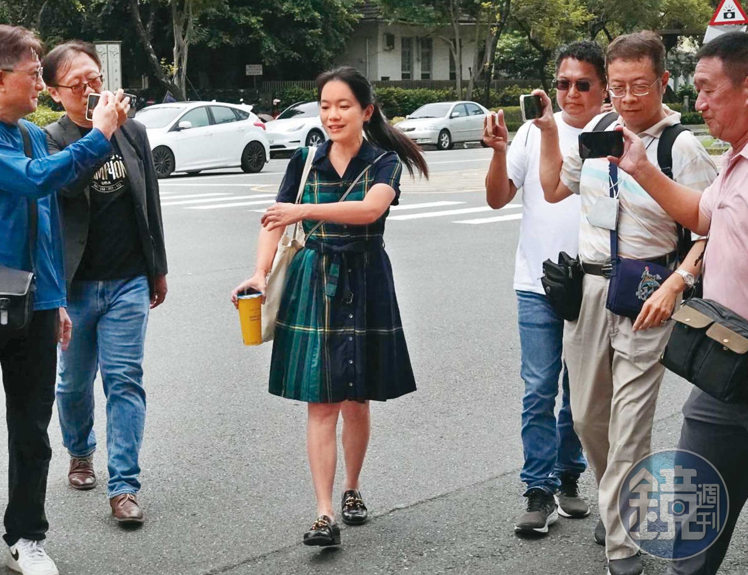 趙建銘昨現身高雄小港機場準備前往越南，陳幸妤（圖）同日受訪時幽默笑問媒體為何沒有預算跟飛，同時也罕見吐露趙建銘長期在家中拒絕溝通的「冷暴力」實情。