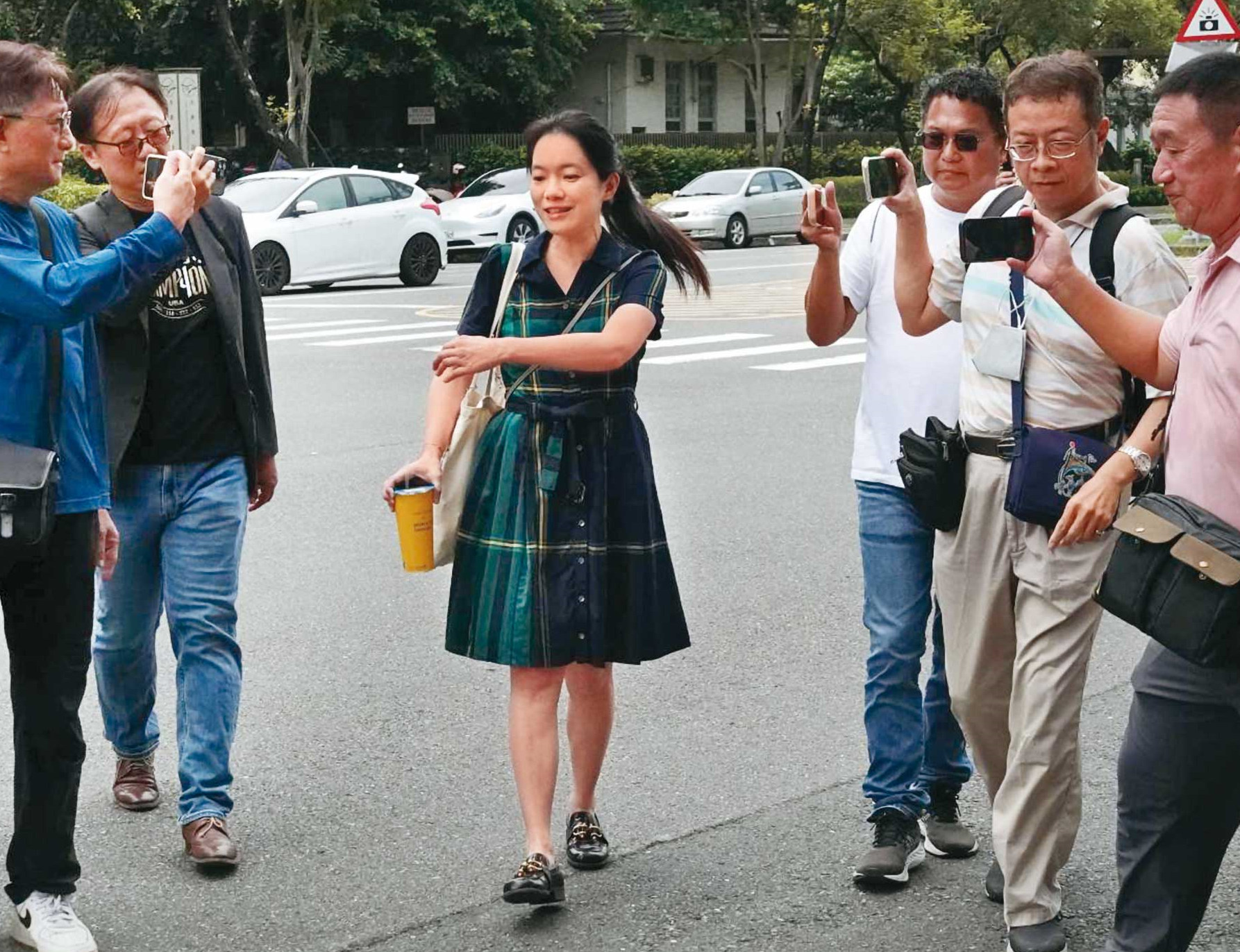 趙建銘昨現身高雄小港機場準備前往越南,陳幸妤(圖)同日受訪時幽默笑問媒體為何沒有預算跟飛,同時也罕見吐露趙建銘長期在家中拒絕溝通的「冷暴力」實情。