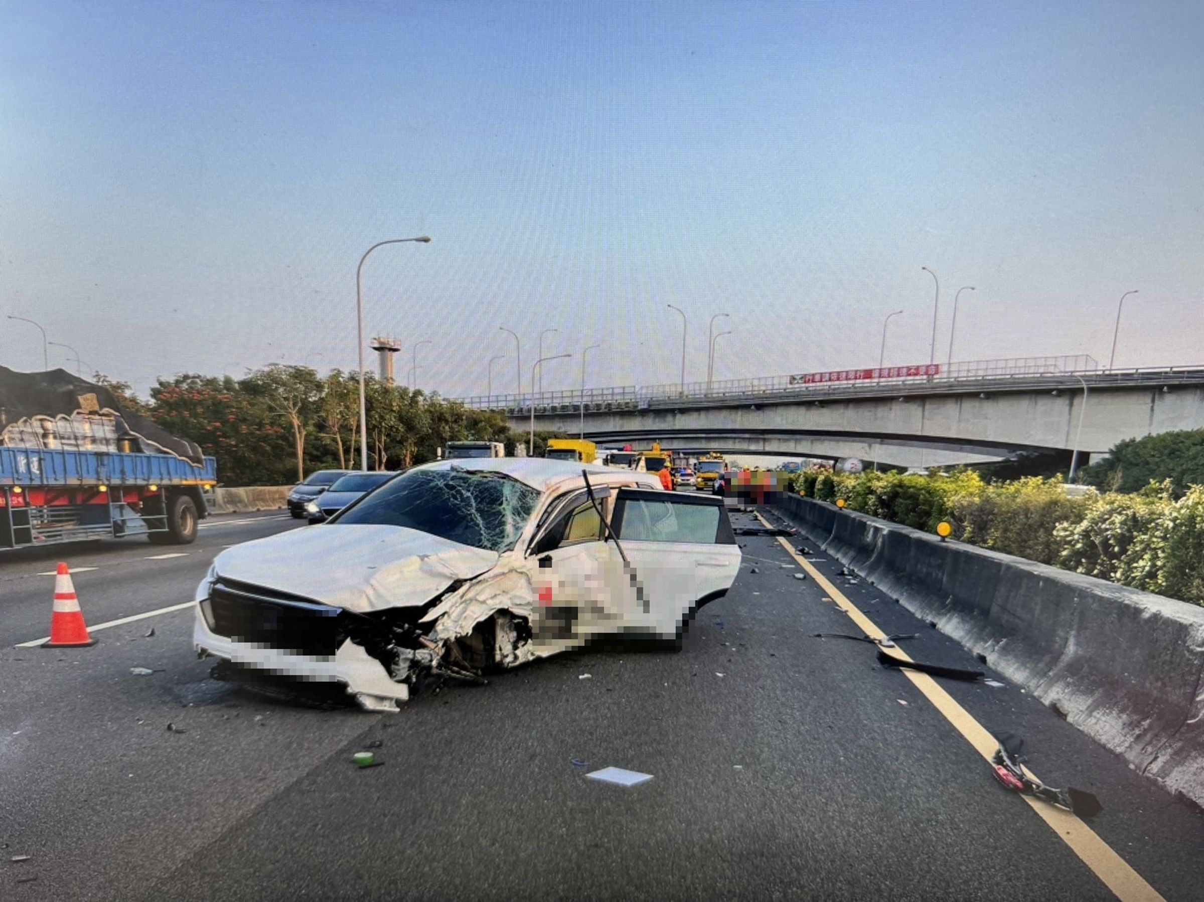 16日國道1號南向彰化埔鹽系統路段,1輛轎車失控撞擊護欄,駕駛下車後遭後方車輛撞擊死亡。(翻攝畫面)