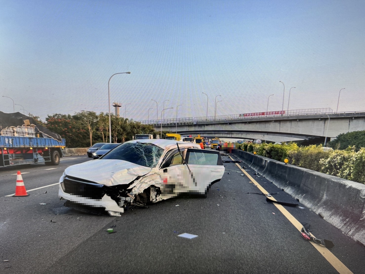 16日國道1號南向彰化埔鹽系統路段,1輛轎車失控撞擊護欄,駕駛下車後遭後方車輛撞擊死亡。(翻攝畫面)