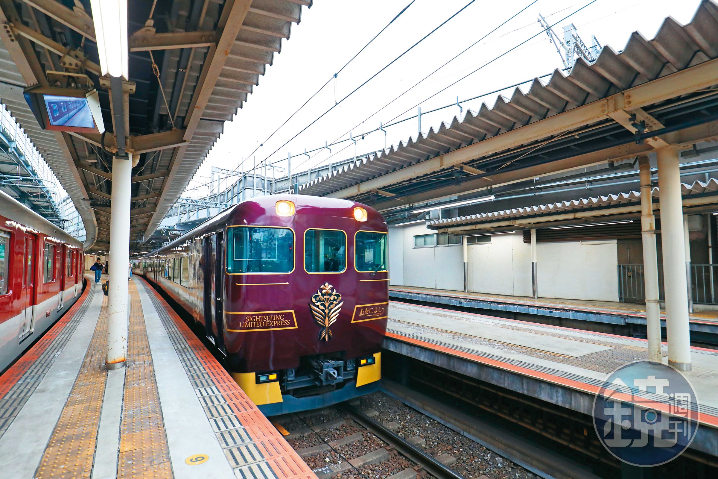 十分優雅的近鐵觀光特急「あをによし（AONIYOSHI）」，紫色車廂上的Logo，是以天平時代瑞鳥嘗花的吉祥文樣設計。