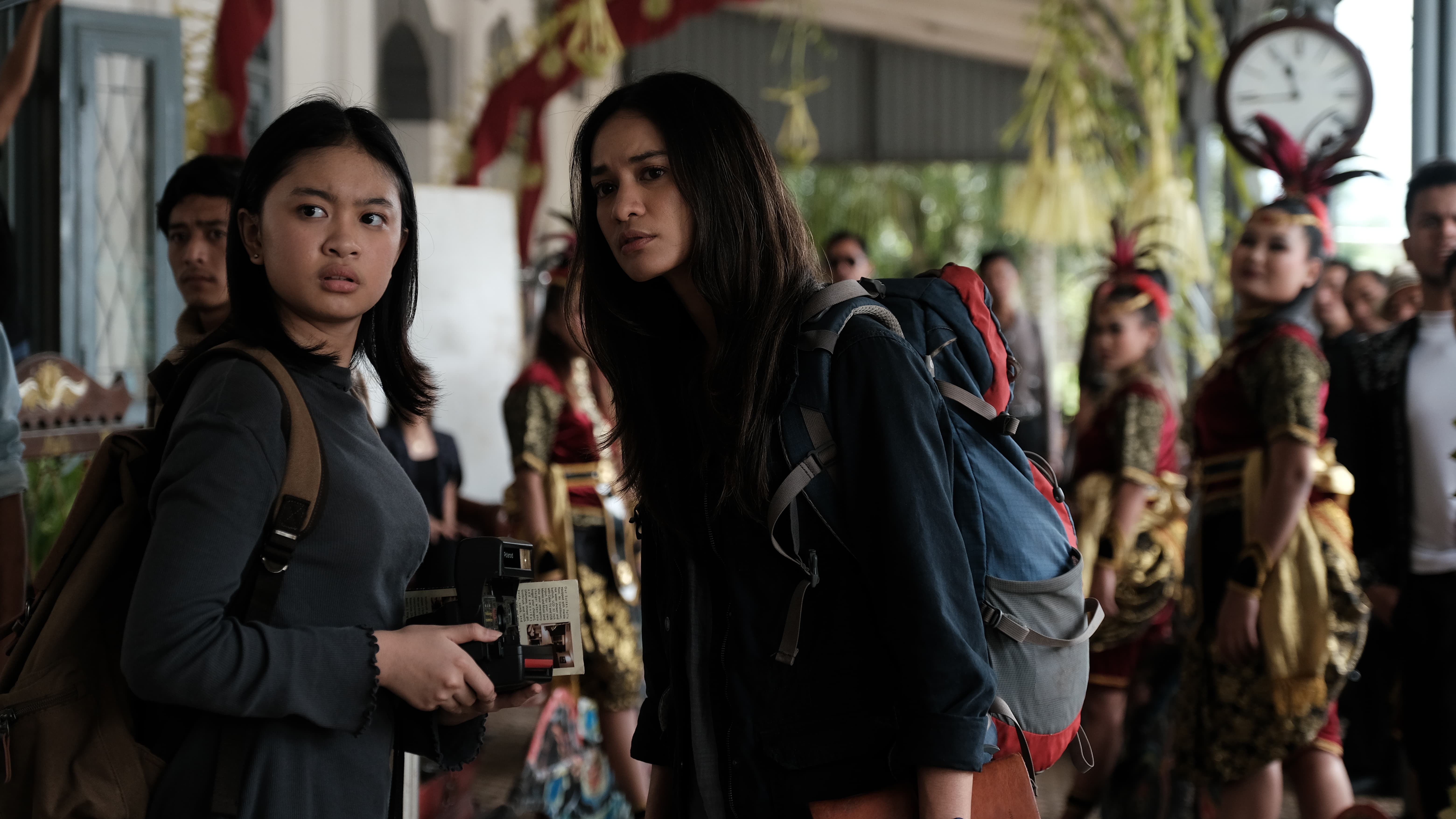 《鬼咧號》姊妹開心出遊散心，卻不幸搭上恐怖鬧鬼班車。（威視提供）