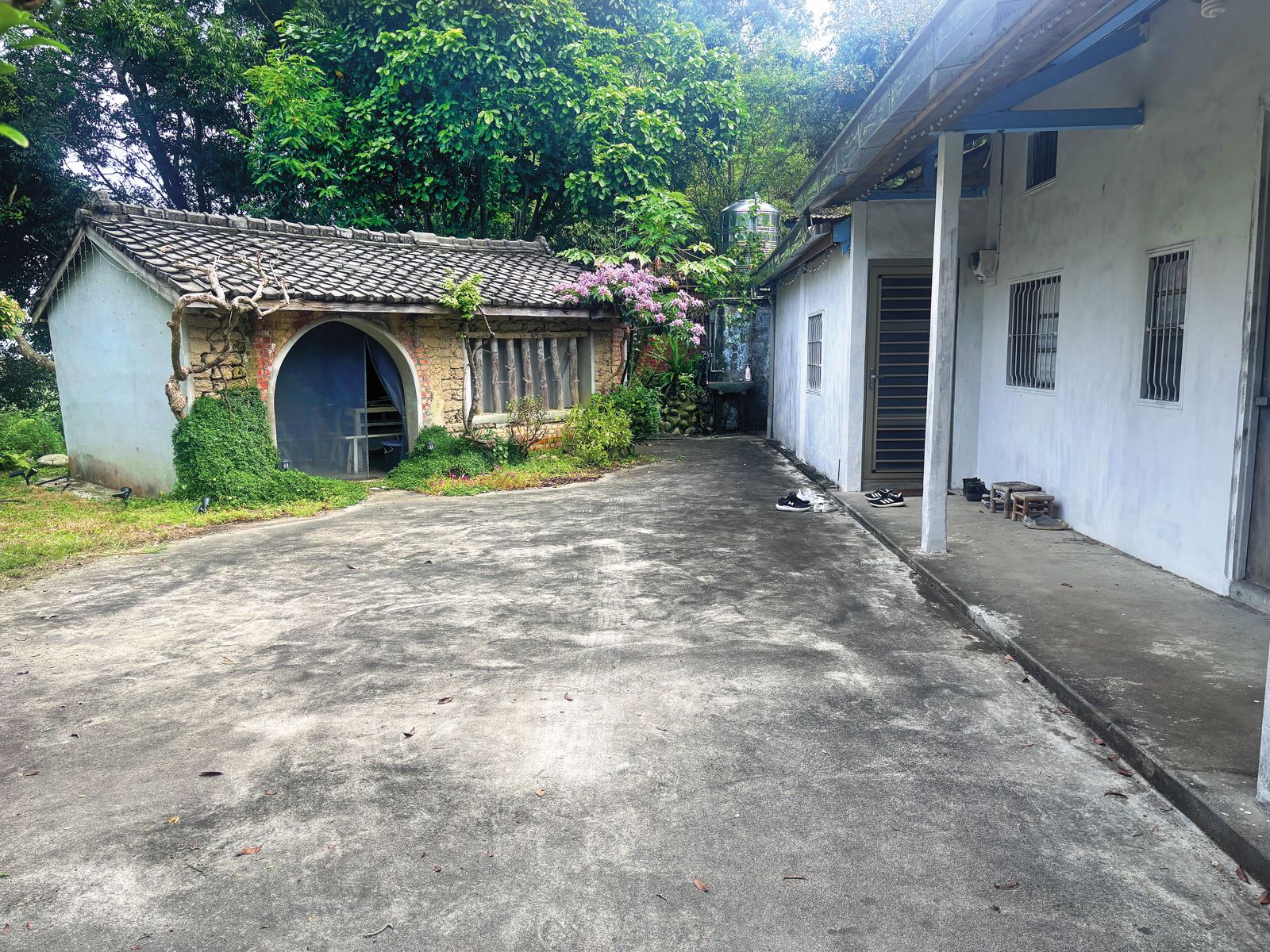洪天宇30多年前買下苗栗小屋（圖）當工作室，常在屋內作畫
