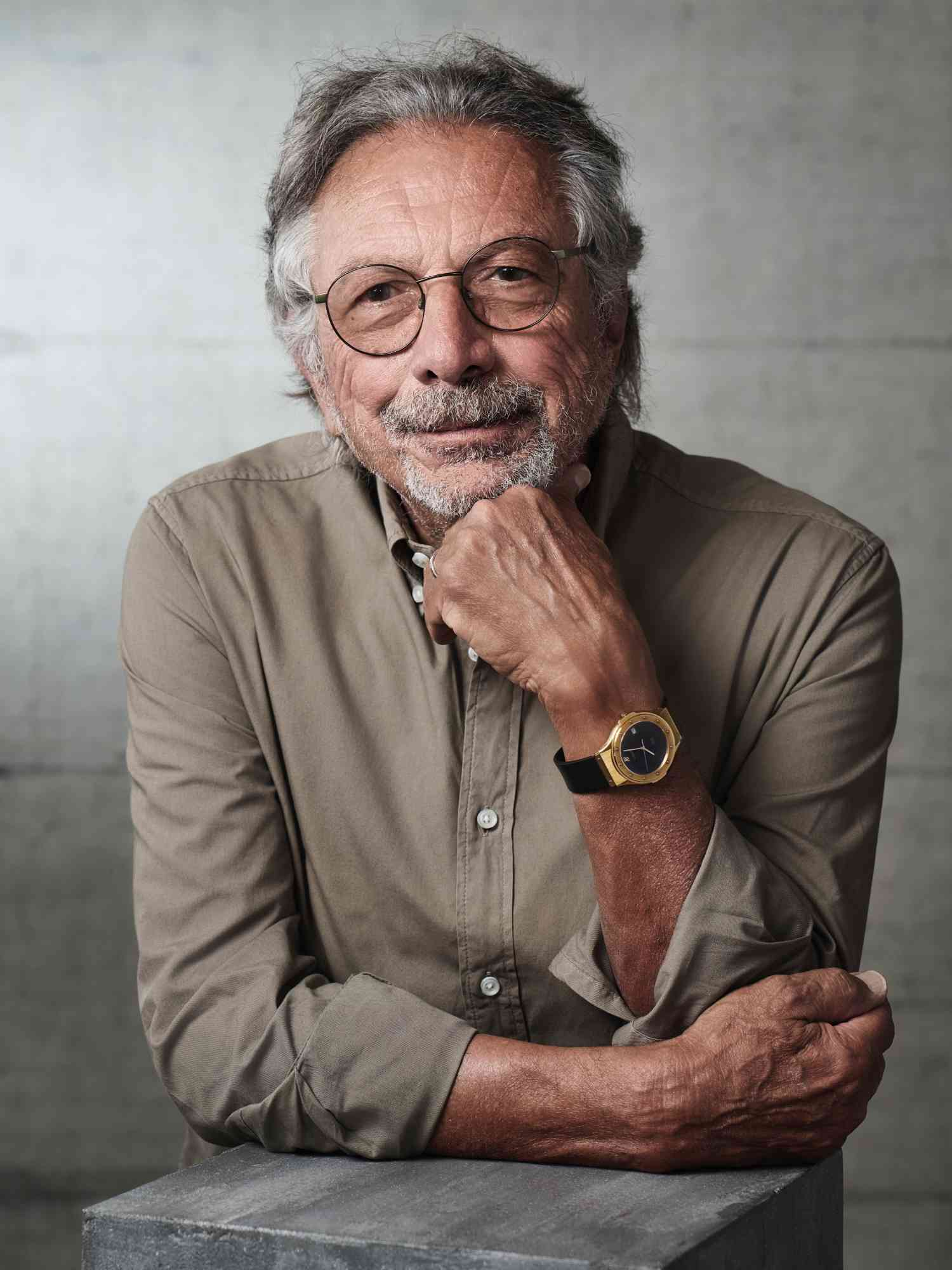 目前已82歲的HUBLOT創辦人Carlo Crocco,為這款復刻紀念錶拍攝宣傳照。