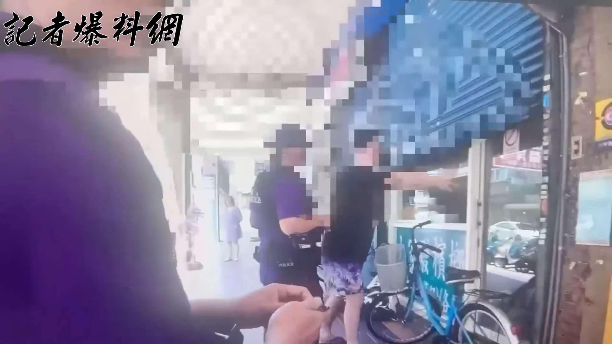 29歲饒舌歌手梅海強當街毆打婦人,警方到場仍持續咆哮。(翻攝畫面)
