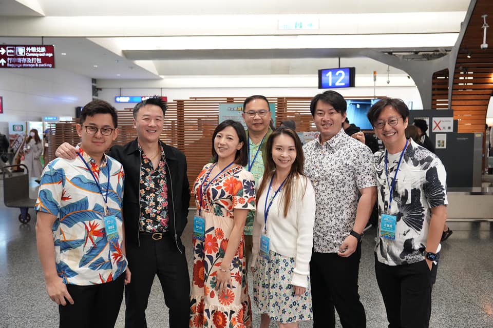 民進黨立法委員王義川（中）、新北市議員卓冠廷（左一）、政論主持人李正皓（左二）等人正式啟動「狂推帛琉觀光大作戰」。（翻攝臉書＠卓冠廷）