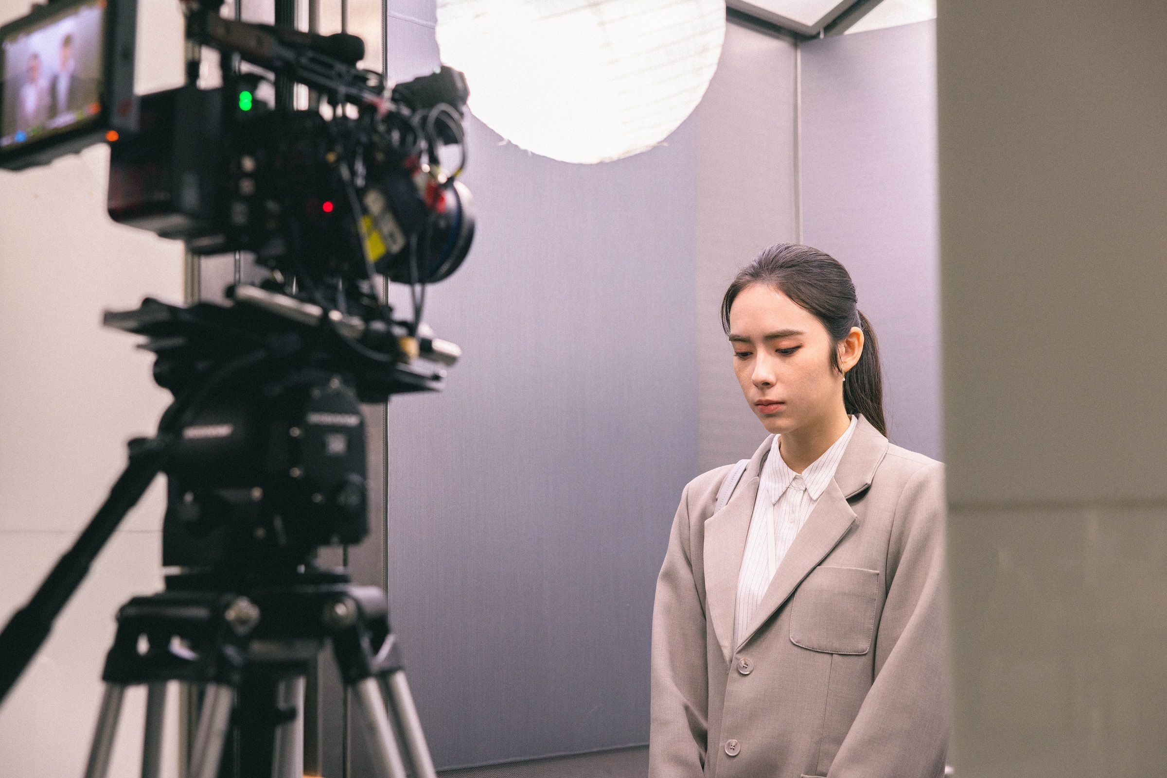 林奕嵐在職場喜劇《Ｘ！又是星期一》裡飾演剛開始工作的菜鳥。（鏡文學提供）