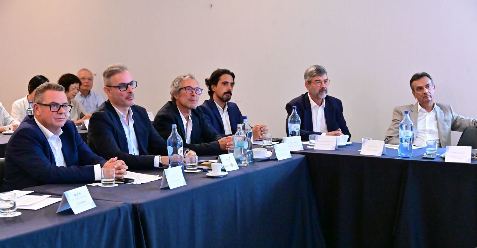 交流會議狀況。左1為UrHome集團執行長Bobby O Reilly、左2為Barreiro市副市長Rui Braga、左3為Sines市代表Mario Teixeira。(新竹縣政府提供)