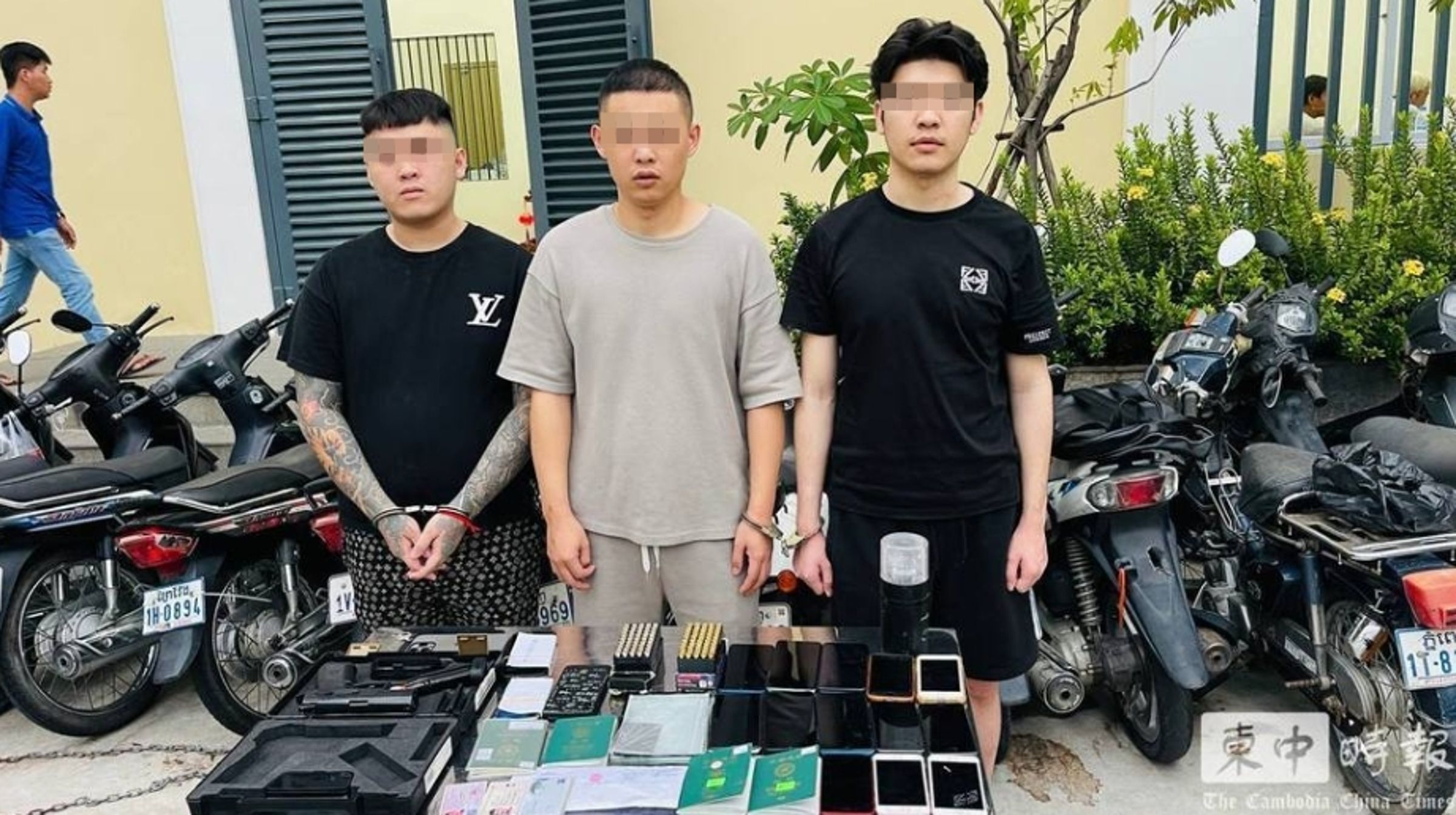 三名台灣男子在柬埔寨公寓內開槍,嚇壞其他民眾。(翻攝自柬中時報)