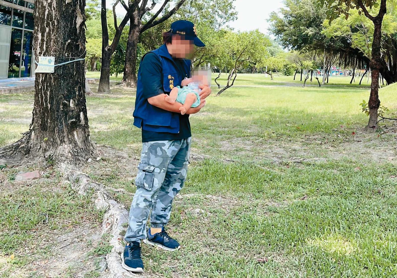 A小姐控訴，擔任警察的丈夫（圖）因需照顧家庭而想請育嬰假，卻遭長官刁難。（翻攝臉書）