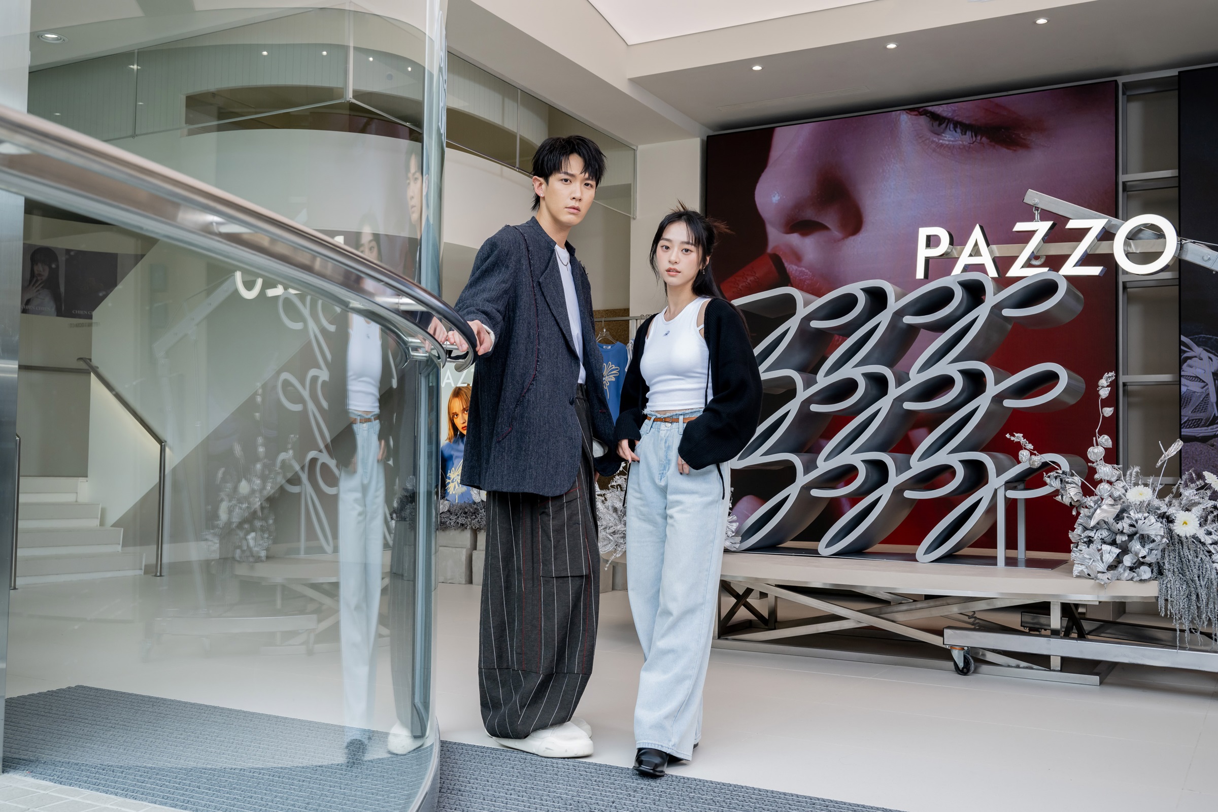 柯震東(左)帶師妹許莉廷(右)出席UR LIVING台中文心森林店開幕。(UR LIVING提供)