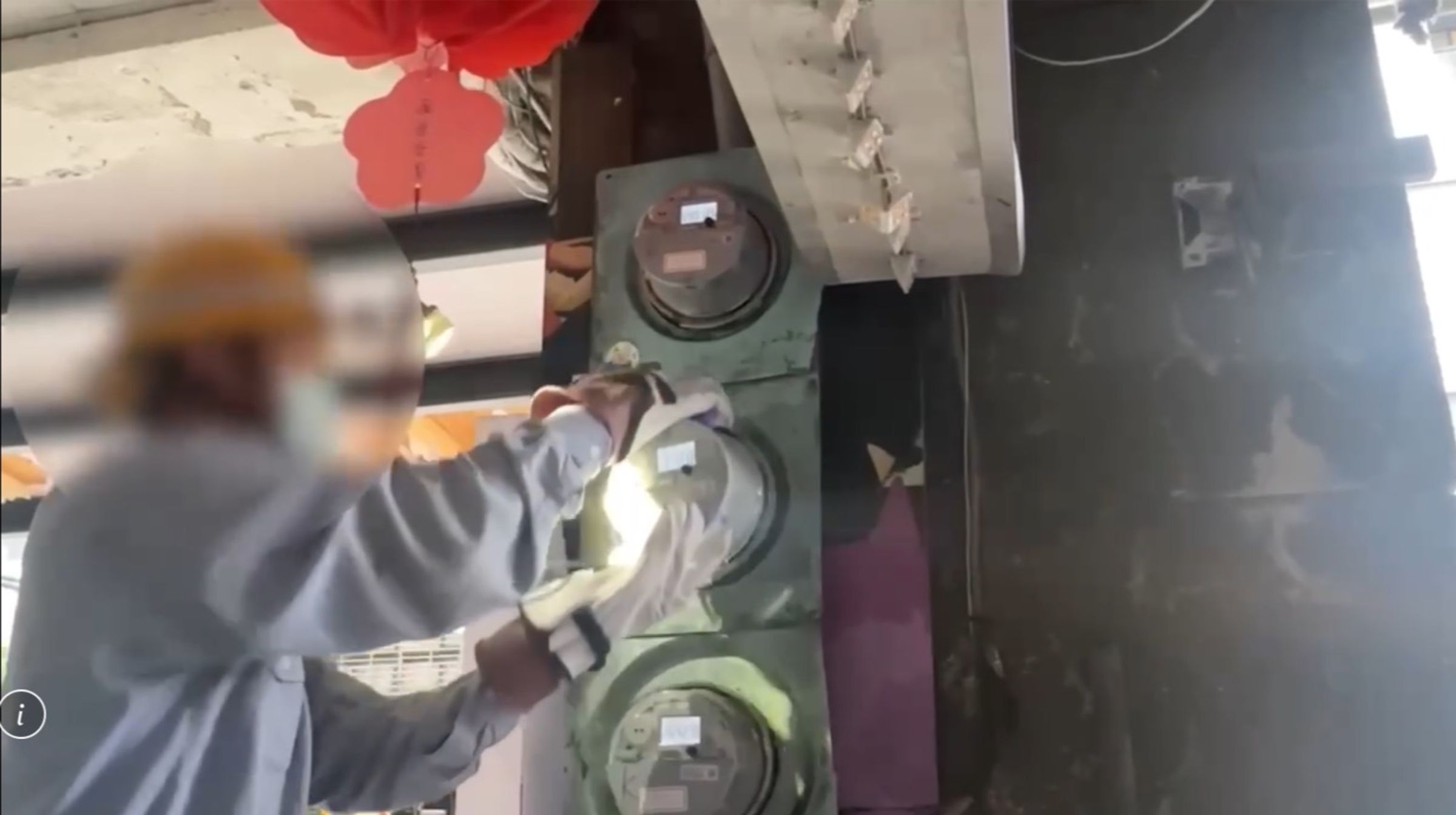 萬華警方會同相關單位執行斷水斷電，強制勒令不法業者停業。翻攝畫面