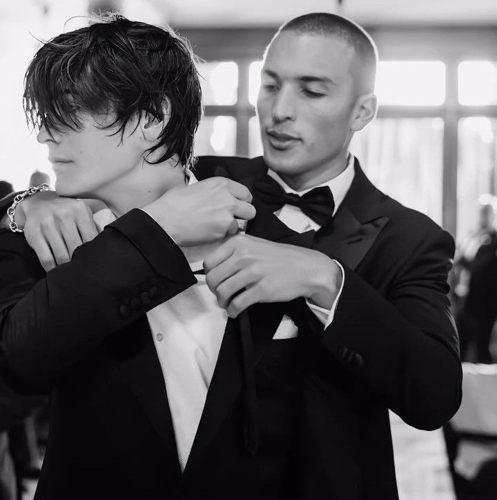 伊凡（左）和尼科（右）今年在母親桑切斯的婚禮上。（翻攝laurensanchezbezos IG）