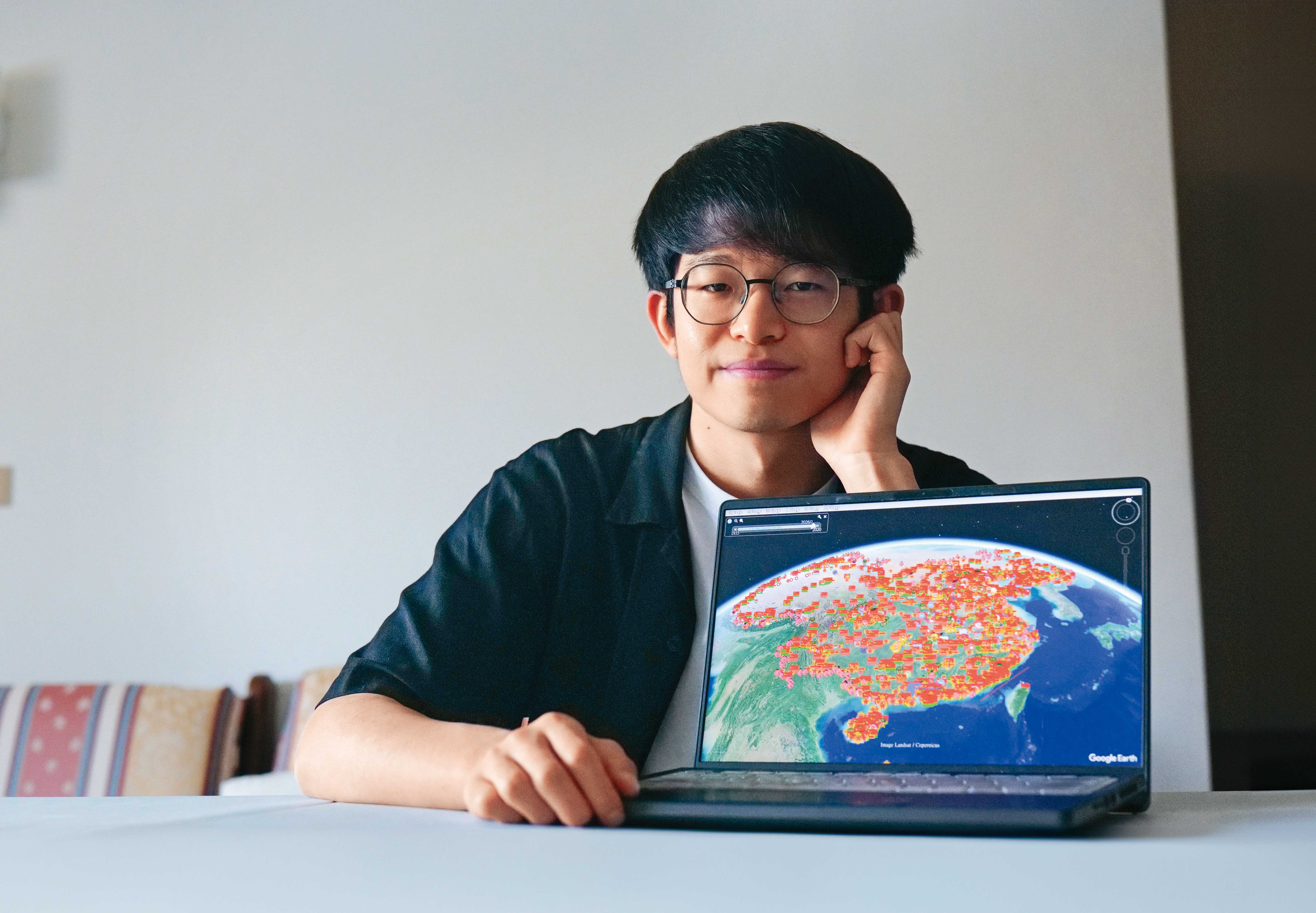 螢幕上那些紅點，是從來沒人做過的「解放軍地圖」，溫約瑟以一己之力花了4年多陸續建構。
