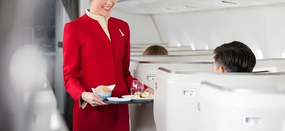 國泰航空2名空姐去年11月遭日籍男性乘客大西龍（ONISHI Ryu）偷拍裙底風光。示意圖。（翻攝自國泰航空臉書）