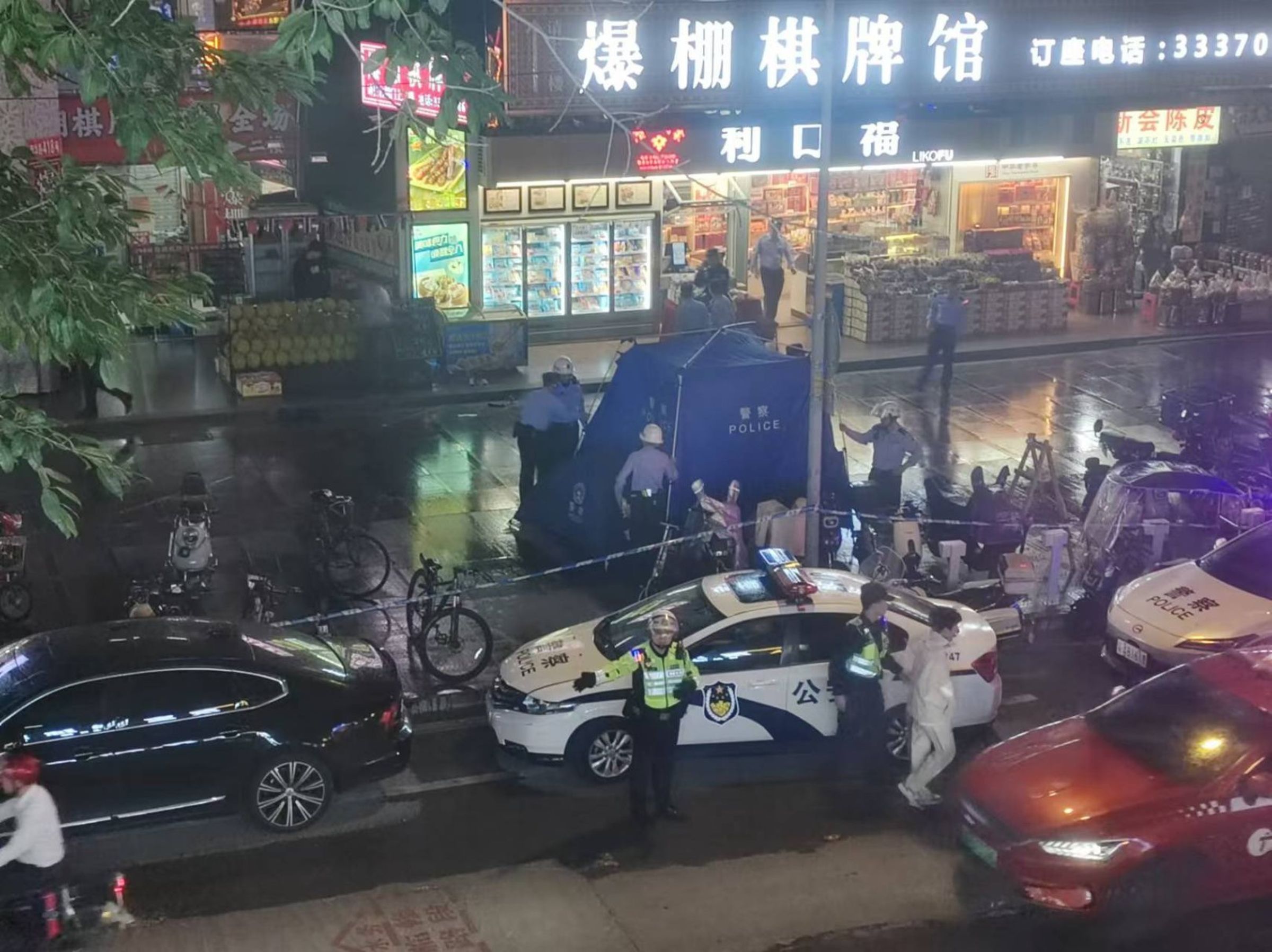 廣東省廣州市週二傳出一名老翁持刀和警方對峙,隨後老翁遭警方連開3槍擊斃。(翻攝自X李老師不是你老師)