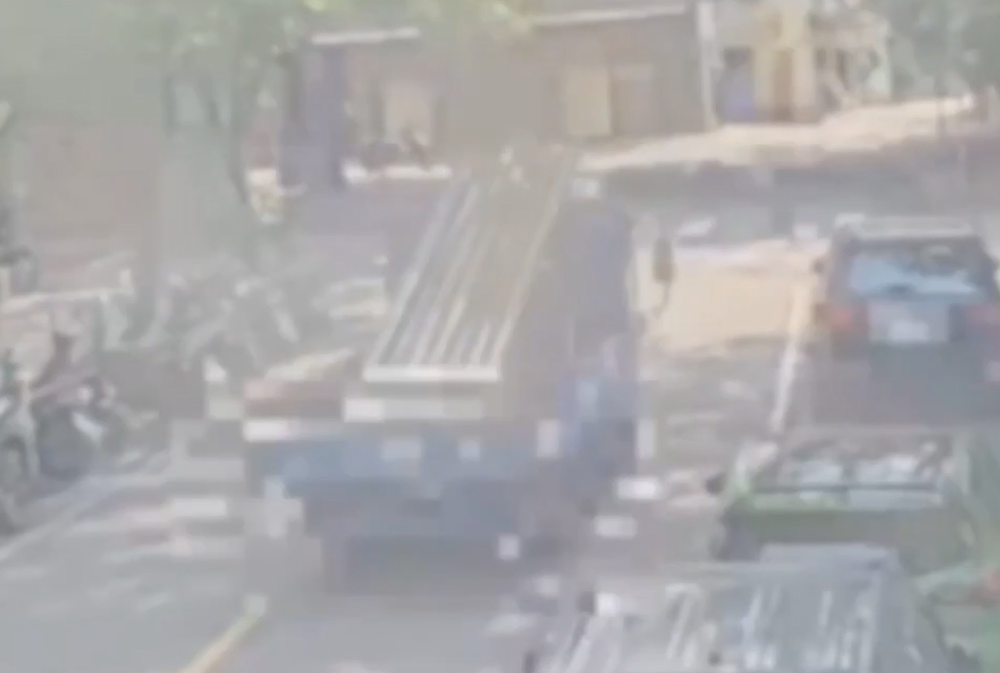 游姓貨車司機昨日下午行經南港成功橋下，輾過倒臥路中央的簡姓男子，造成簡男傷重不治。（翻攝畫面）