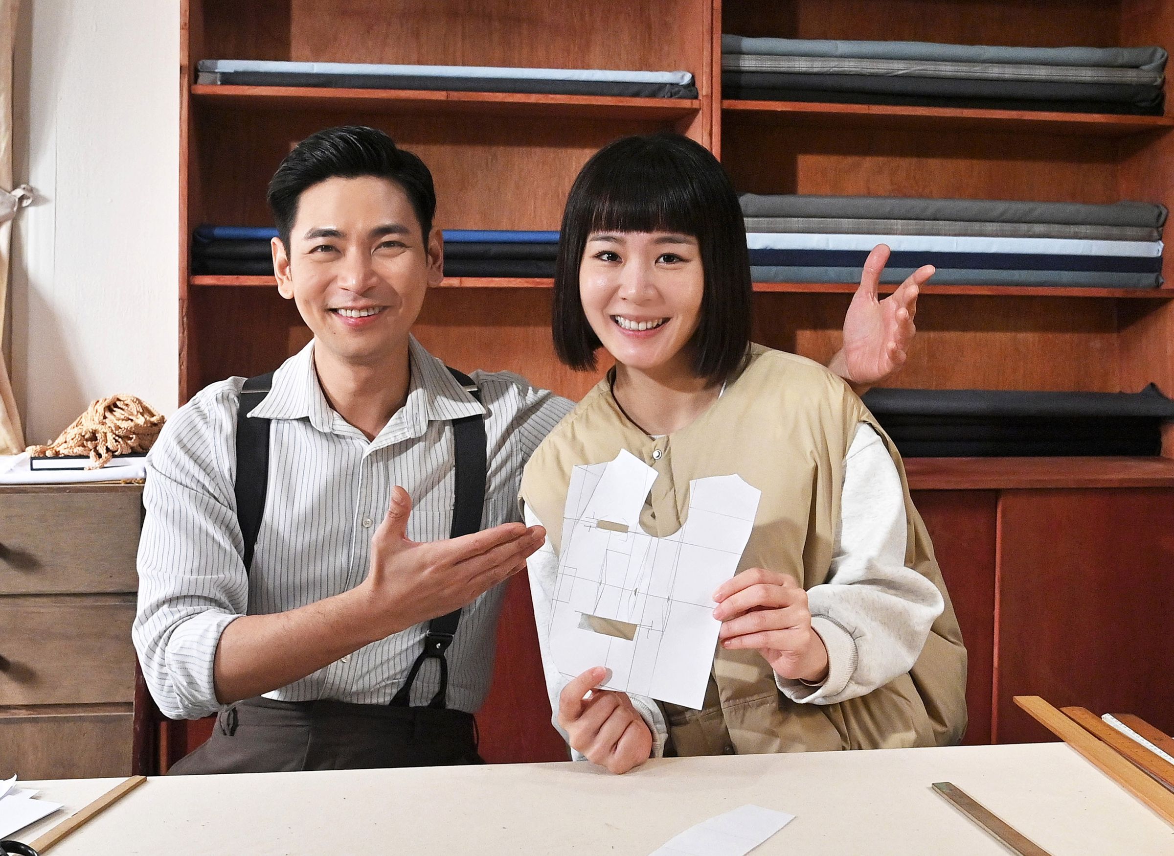 何宜珊(右)分享縫紉技巧給楊子儀。(台視提供)
