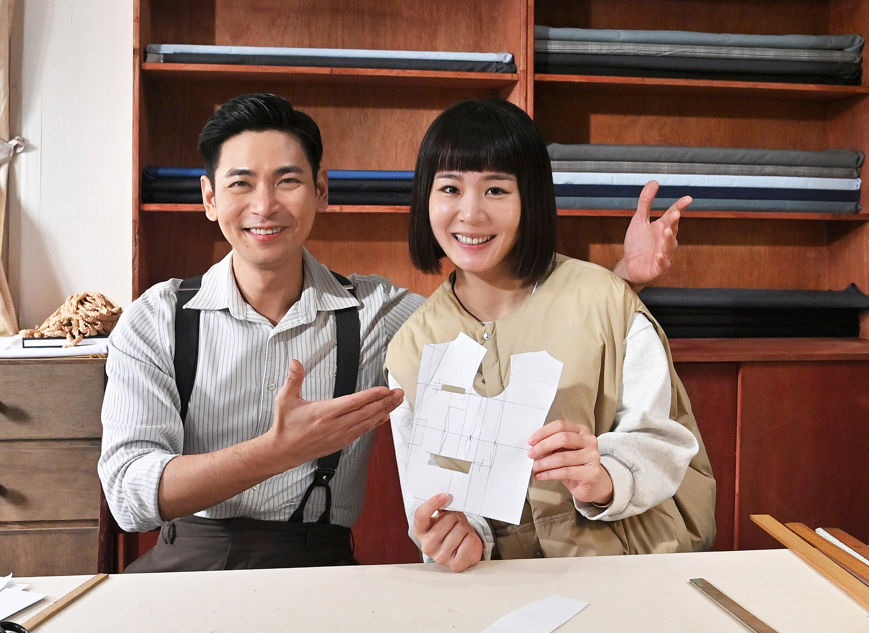 何宜珊（右）分享縫紉技巧給楊子儀。（台視提供）