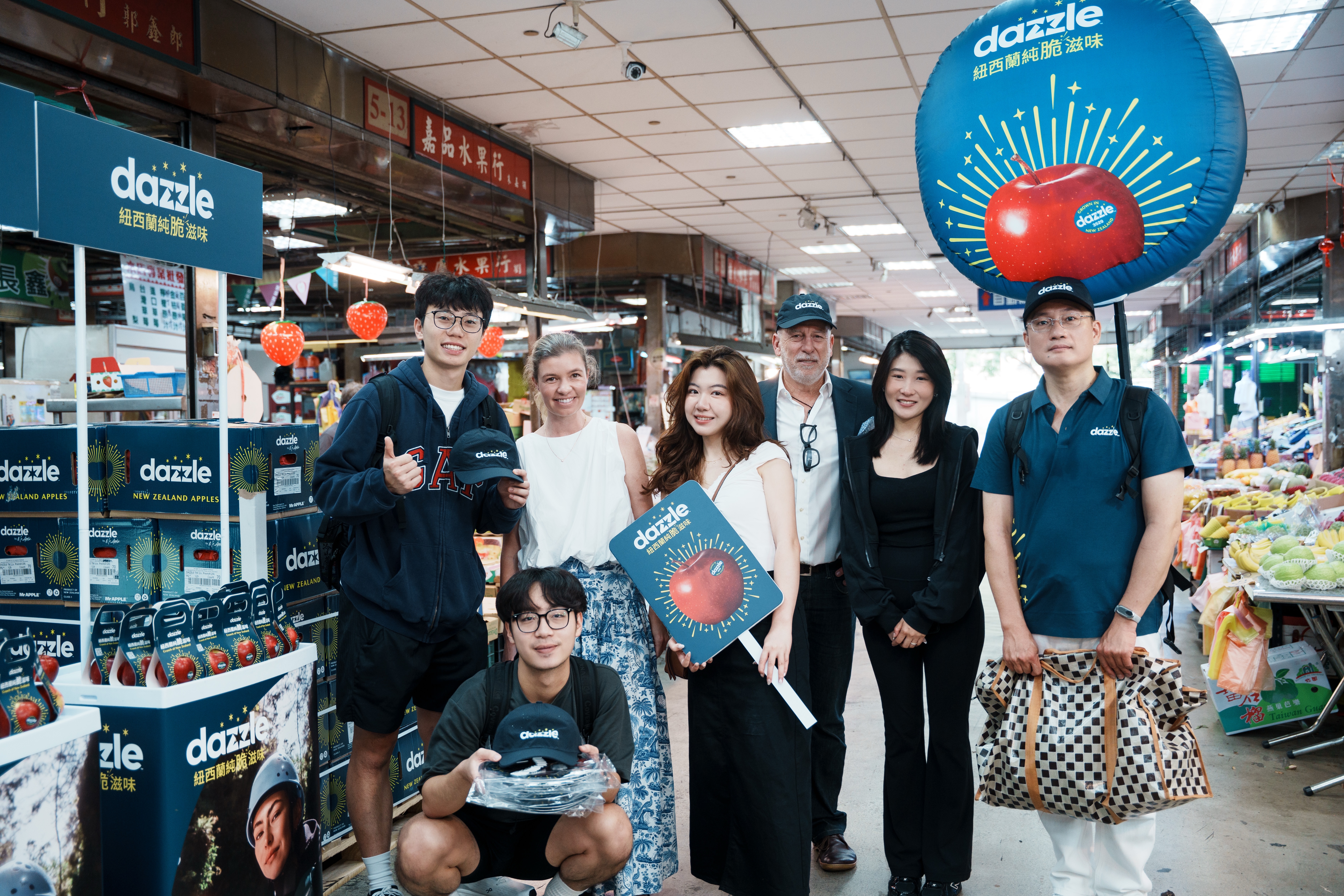 丹爍蘋果團隊於市場推廣活動現場合影，展現品牌深耕台灣市場的持續投入