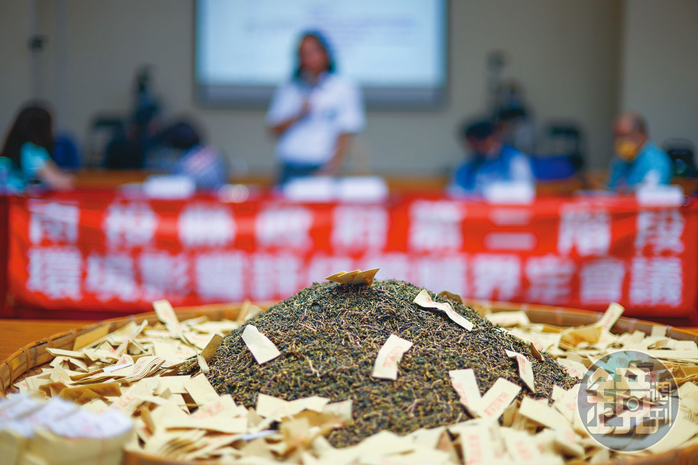 縣府召開的環評會議上,名間鄉反焚化爐自救會這天端著茶葉至現場抗議。