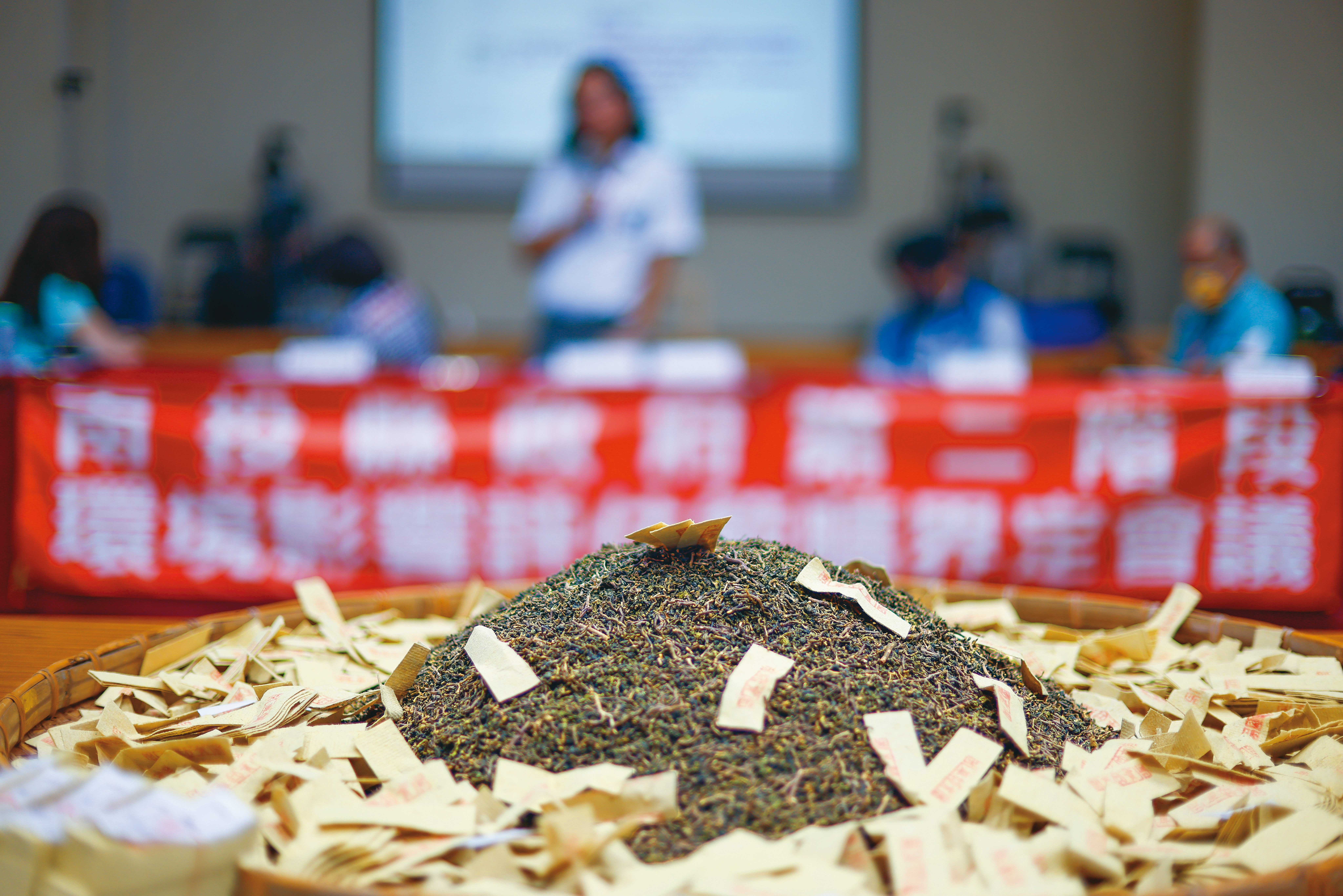 縣府召開的環評會議上，名間鄉反焚化爐自救會這天端著茶葉至現場抗議。