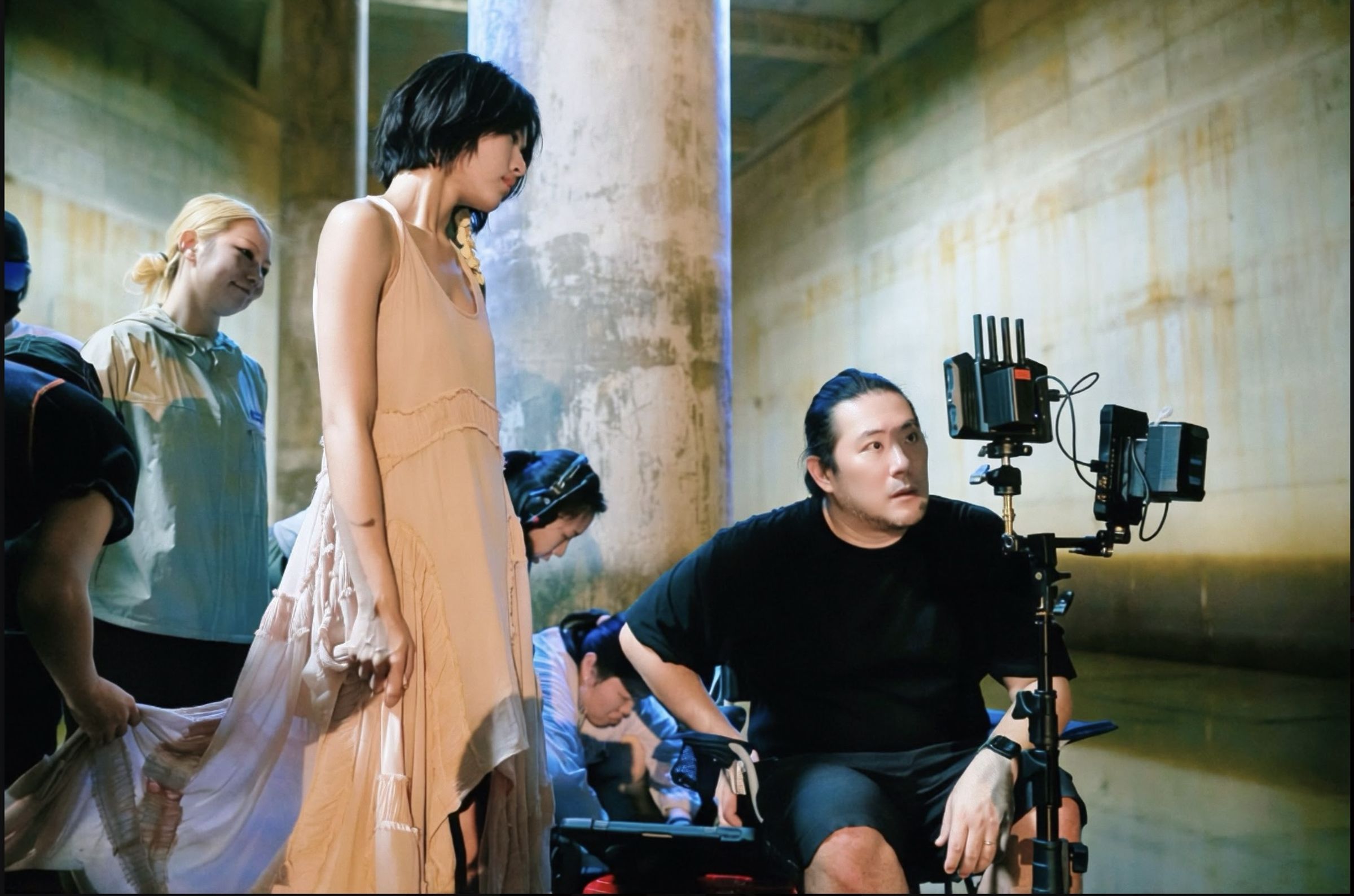 今年桃園電影節形象影片由導演李伯恩掌鏡（右），何曼希（前左）擔任形象大使。（桃園電影節提供）