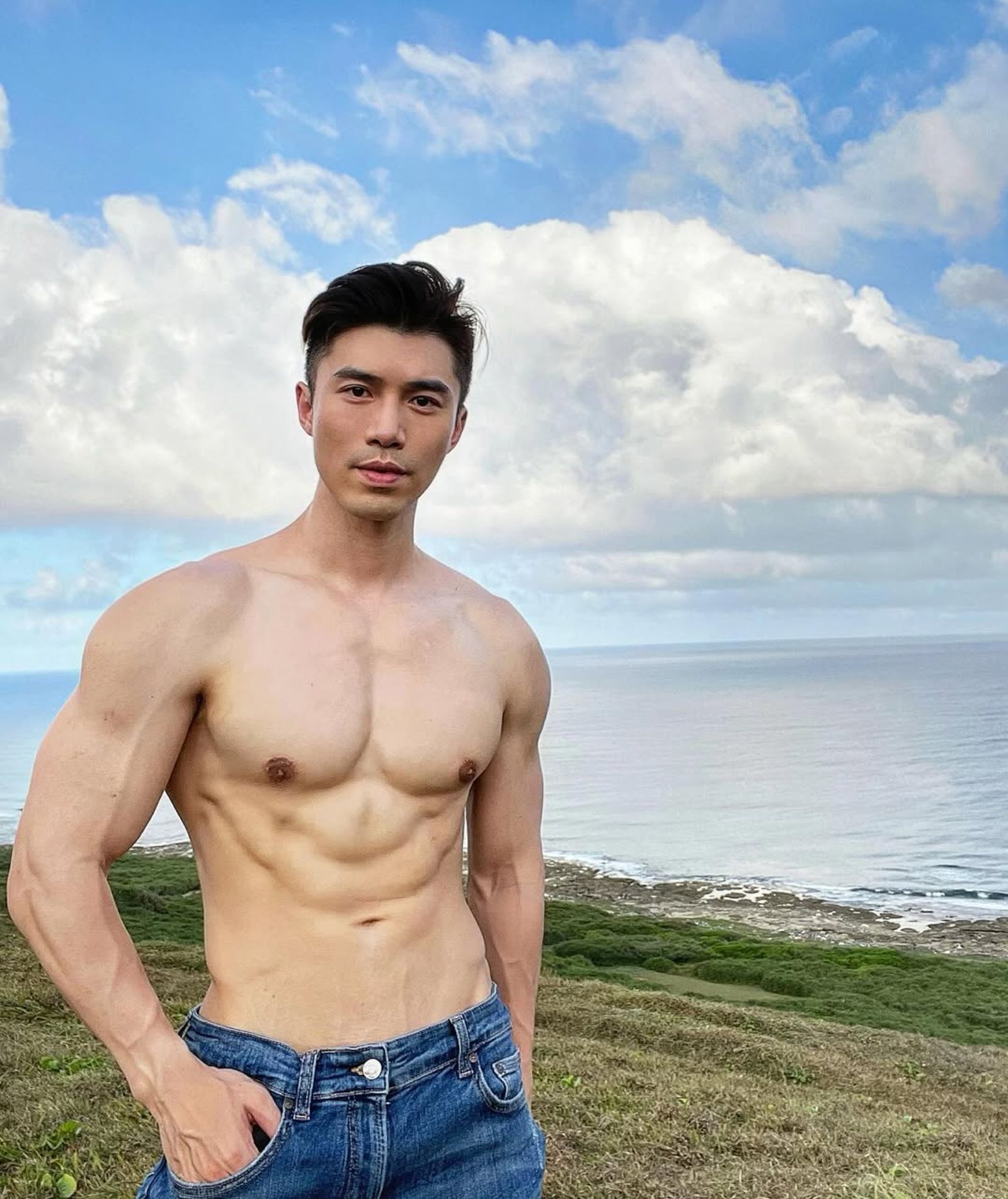 台灣近期出現「男版Pan Piano」，憑藉大肌肌身材在日本社群引發熱烈討論。（翻攝自yaoyaoyao2018 IG）