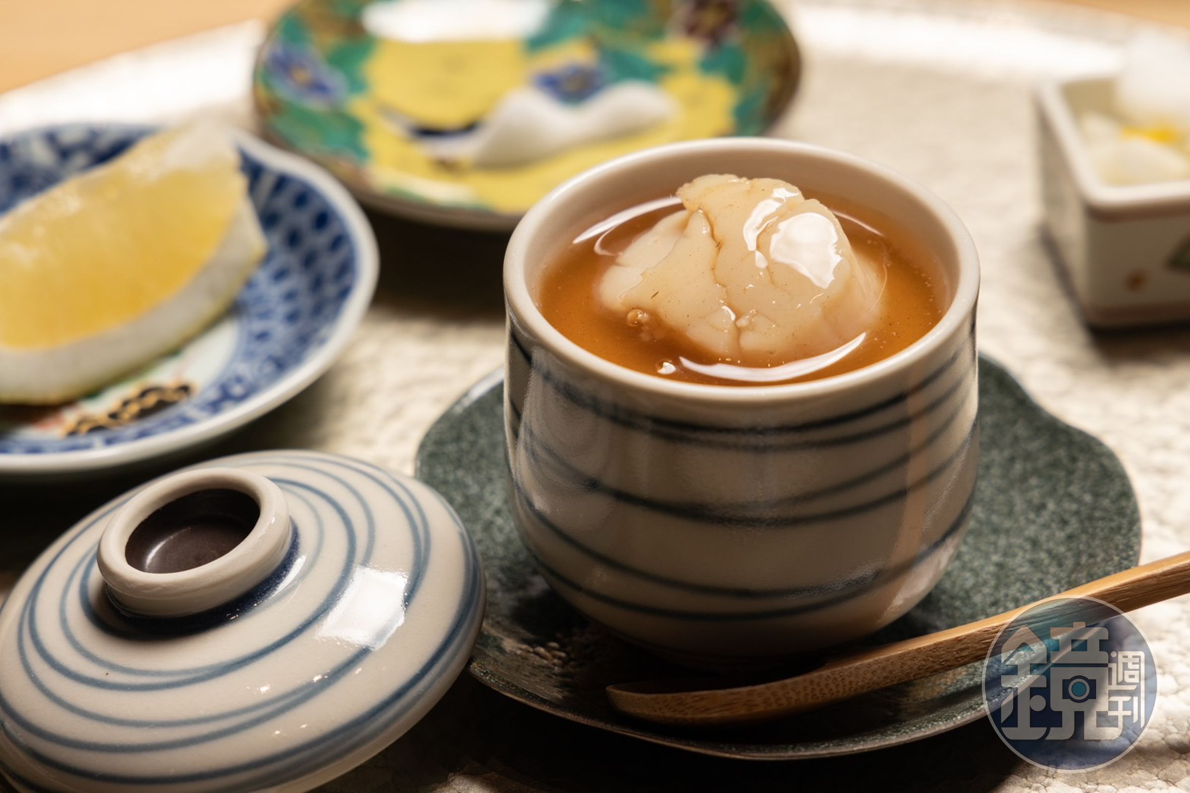 吃得到整顆干貝或松葉蟹肉的「茶碗蒸」帶有些許的草本氣息。