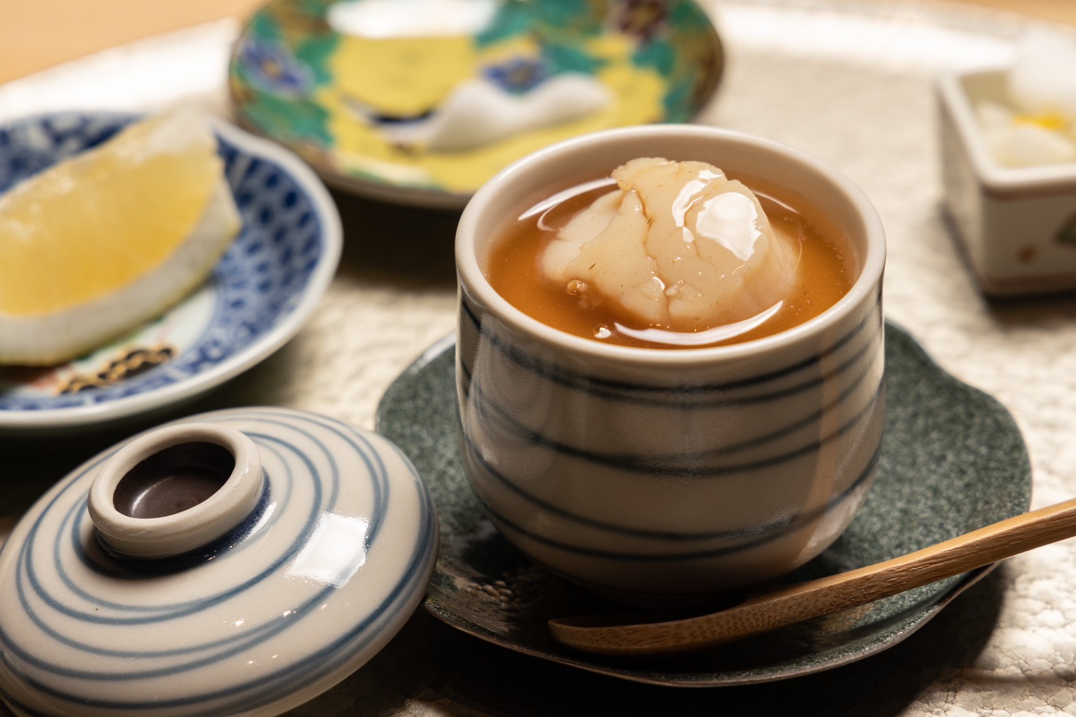 吃得到整顆干貝或松葉蟹肉的「茶碗蒸」帶有些許的草本氣息。
