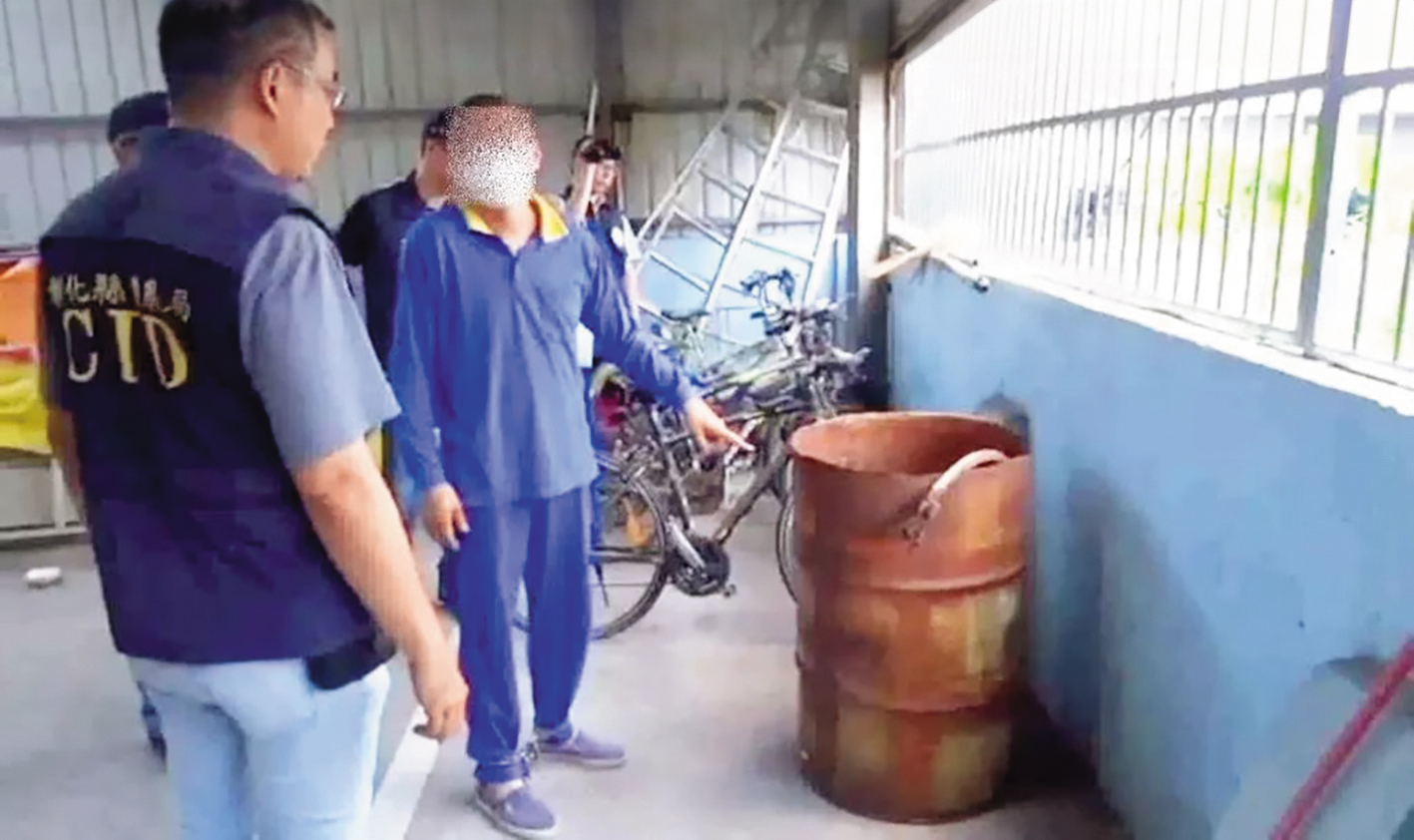 警方將賴姓凶手（左二）帶往命案現場，模擬並釐清犯案經過。（警方提供）