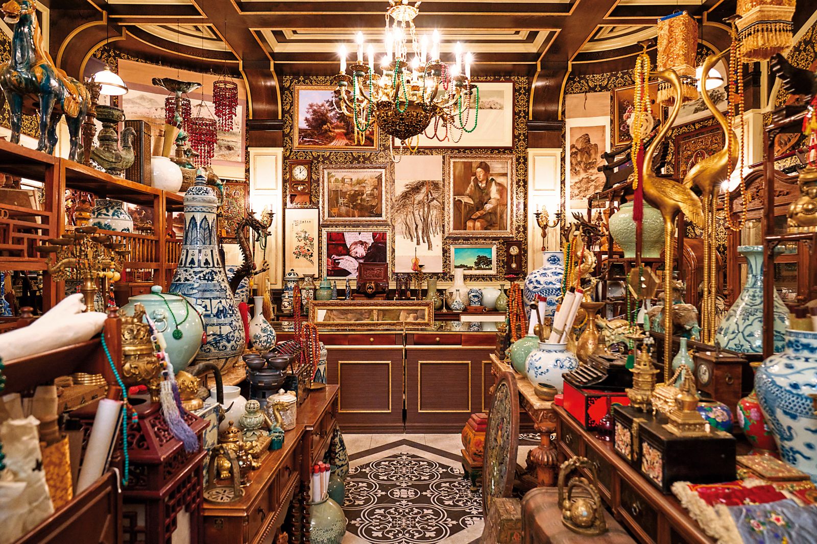 金鈺堂倉庫內放滿古今的東、西洋收藏品，由美術道具組工作人員蒐集、製作而成。（Netflix提供）