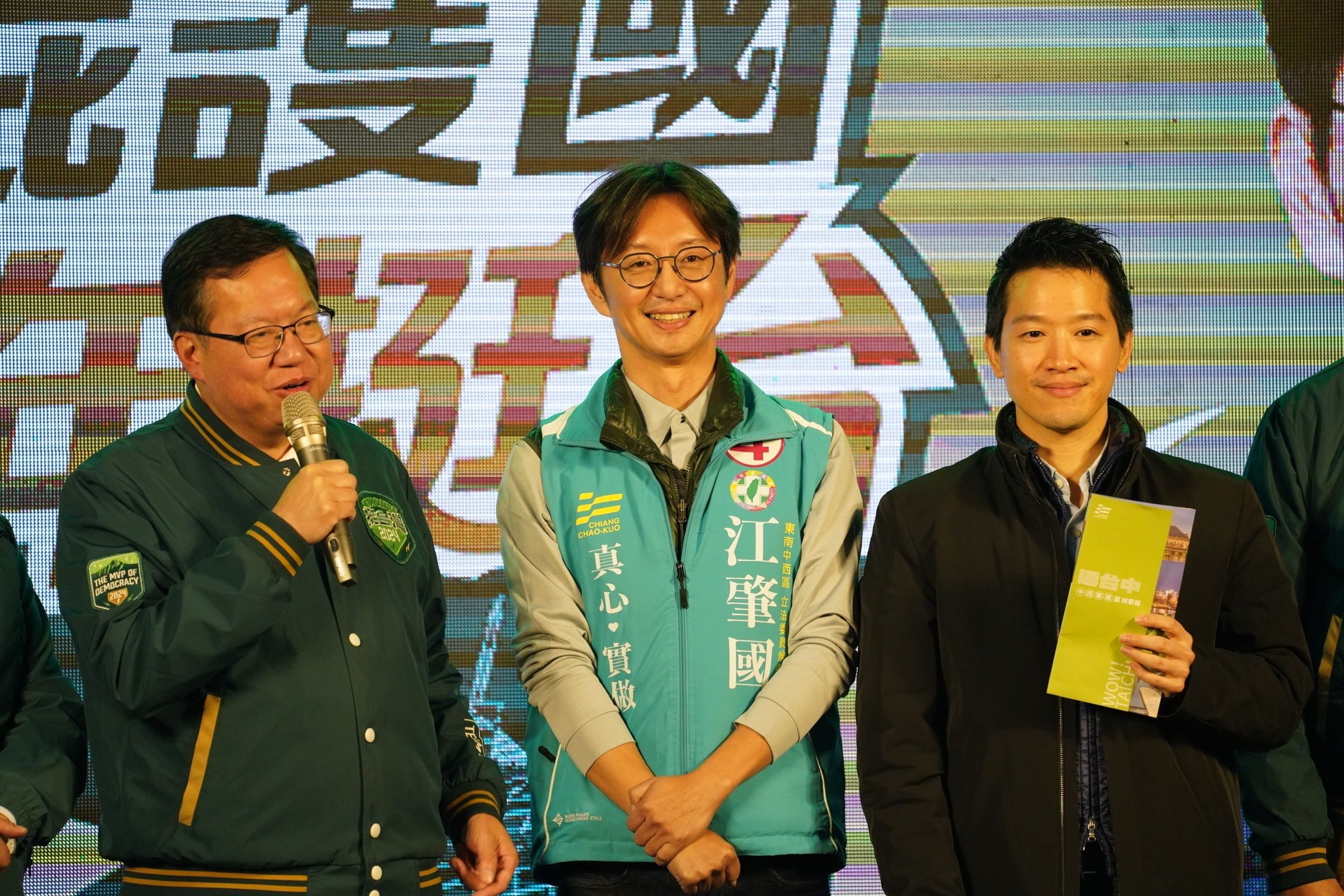 行政院副院長鄭文燦力挺立委候選人江肇國,右為立法委員何志偉。(江肇國服務處提供)