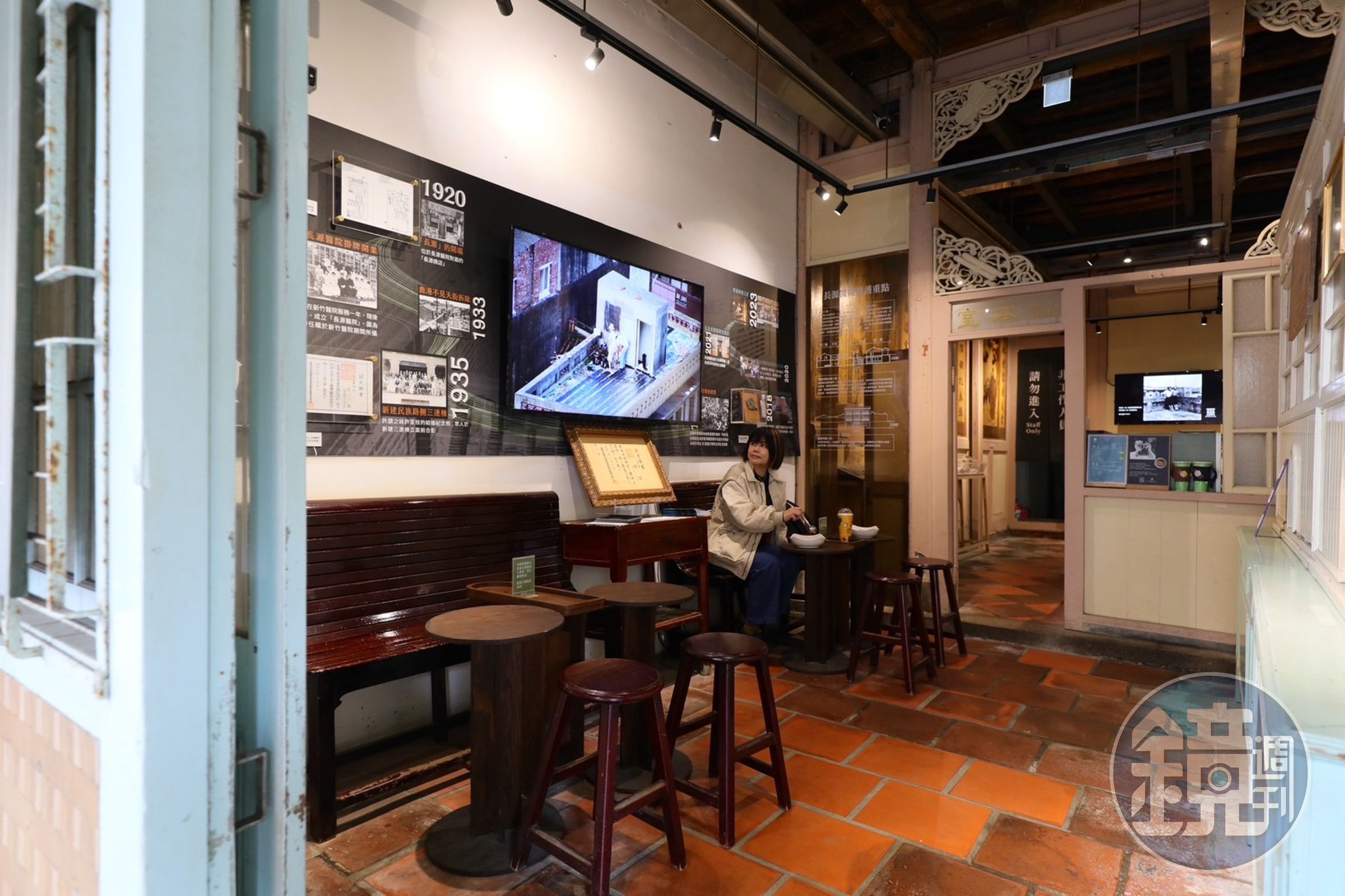 「長源醫院」為閩式長型街屋，現今透過影像與修復後的舊物，讓參觀者能夠身歷其境老屋過往。