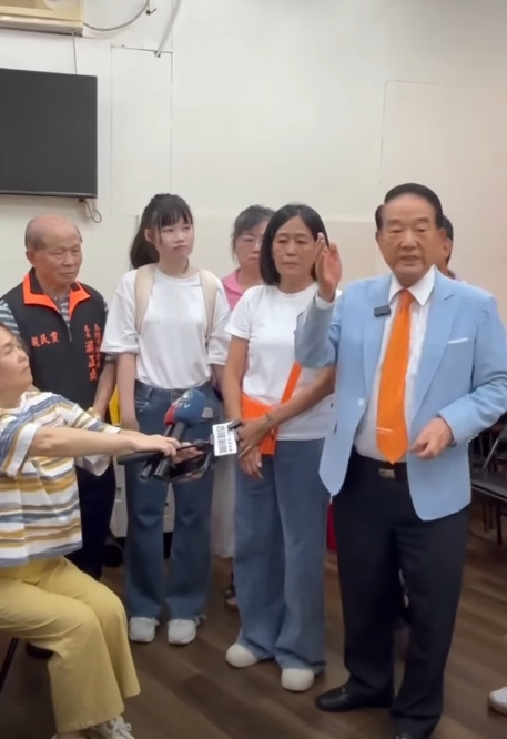 宋楚瑜為親民黨基隆市副議長站台，受訪呼籲三大政黨應該解決問題而不是鬧情緒。（翻攝自楊秀玉臉書）