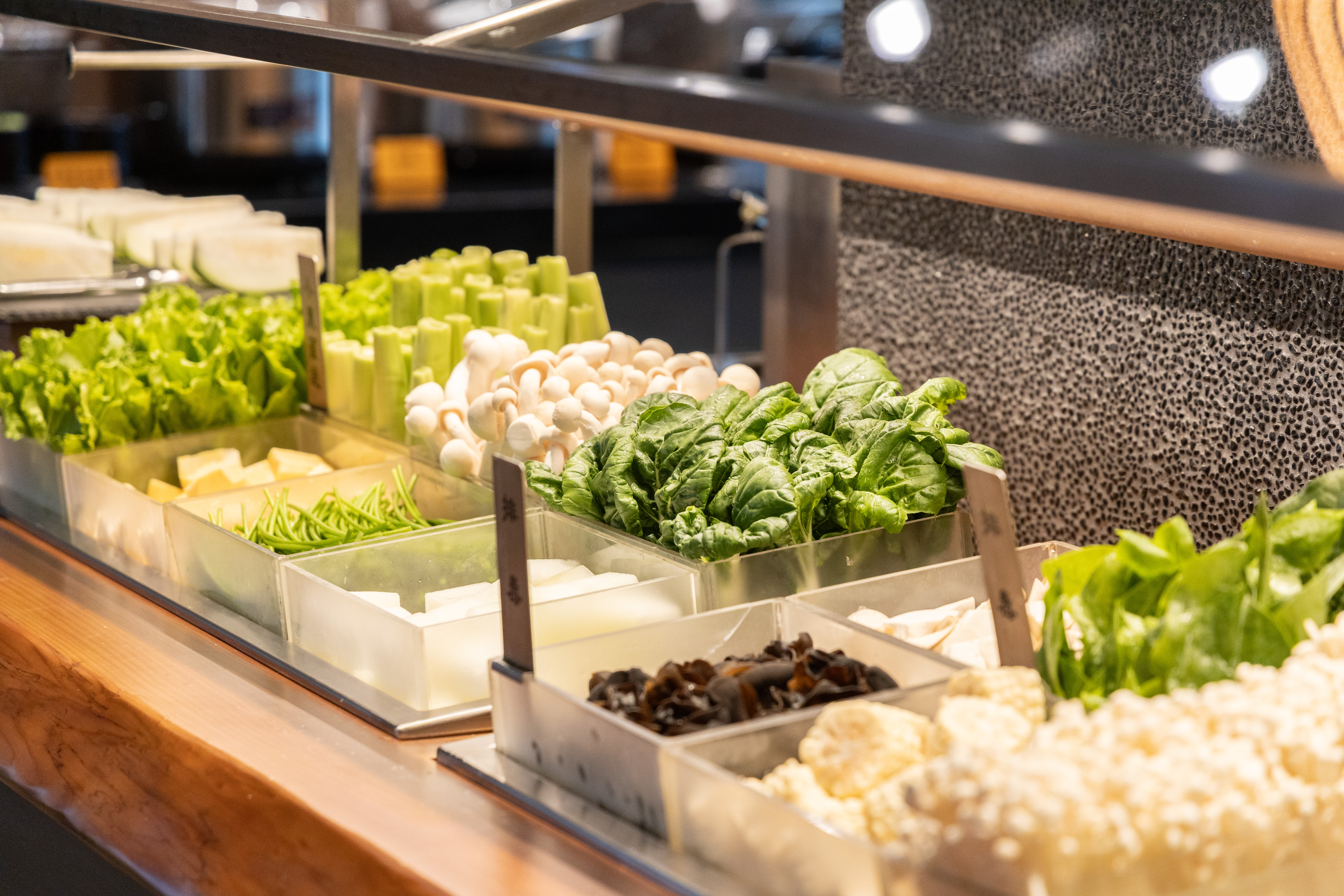 今年夏天改裝後的「上澄鍋物」，供應30種以上的小農直送蔬菜，綠白相間，排列得十分美麗。